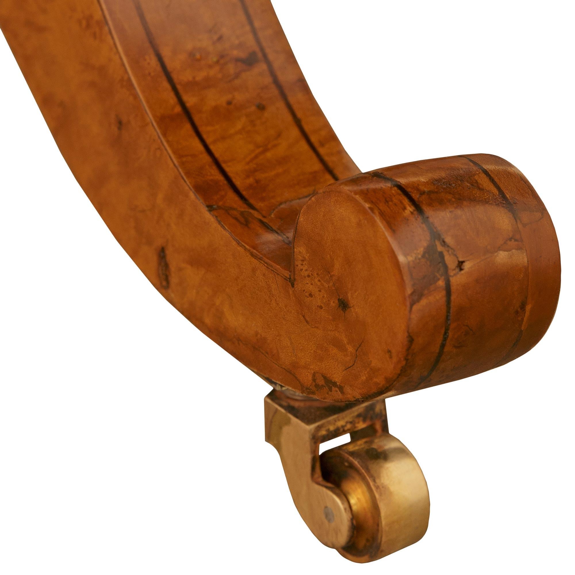 Mesa centro francesa de época Charles X de madera de arce, abedul y mármol en venta 1