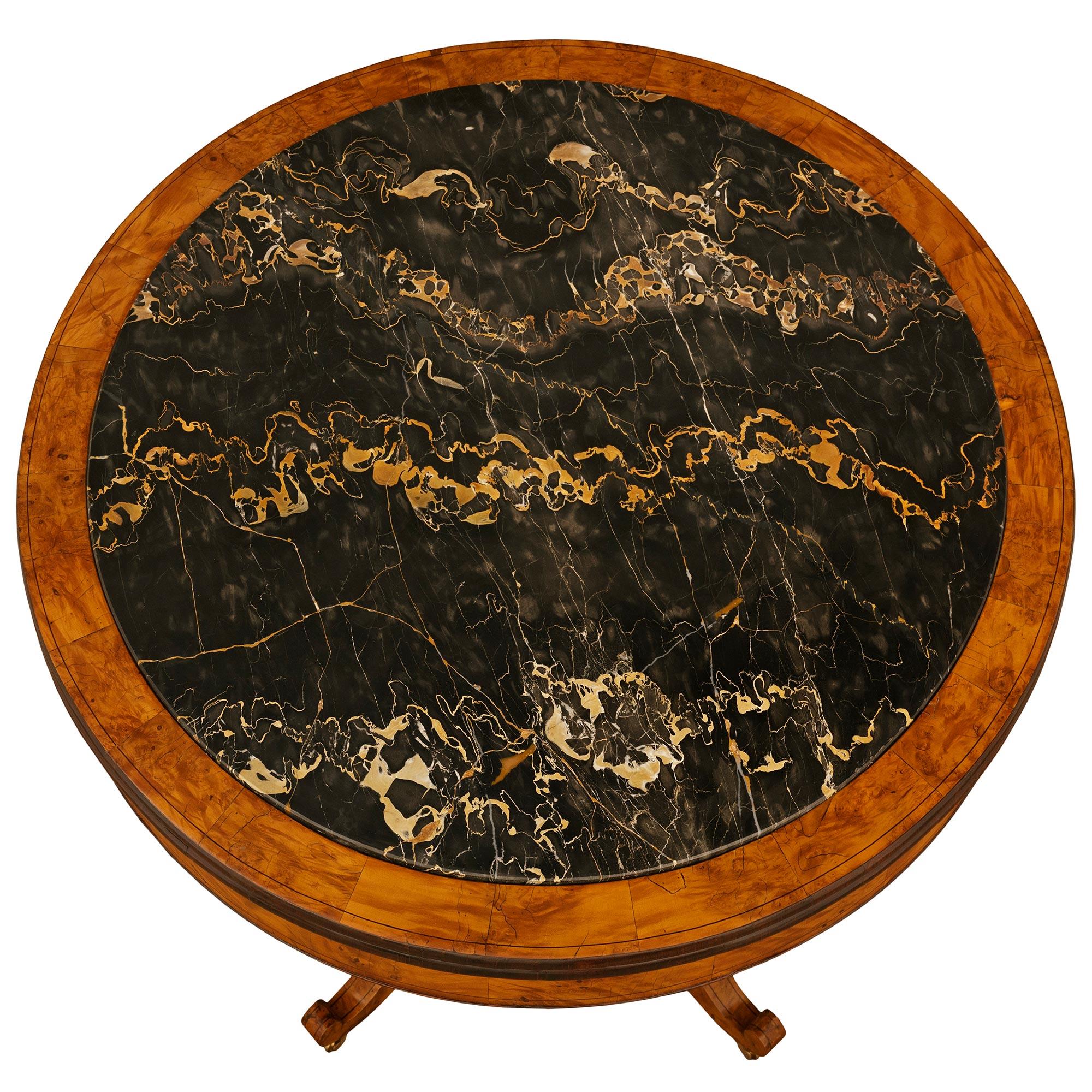 Mesa centro francesa de época Charles X de madera de arce, abedul y mármol en venta 2