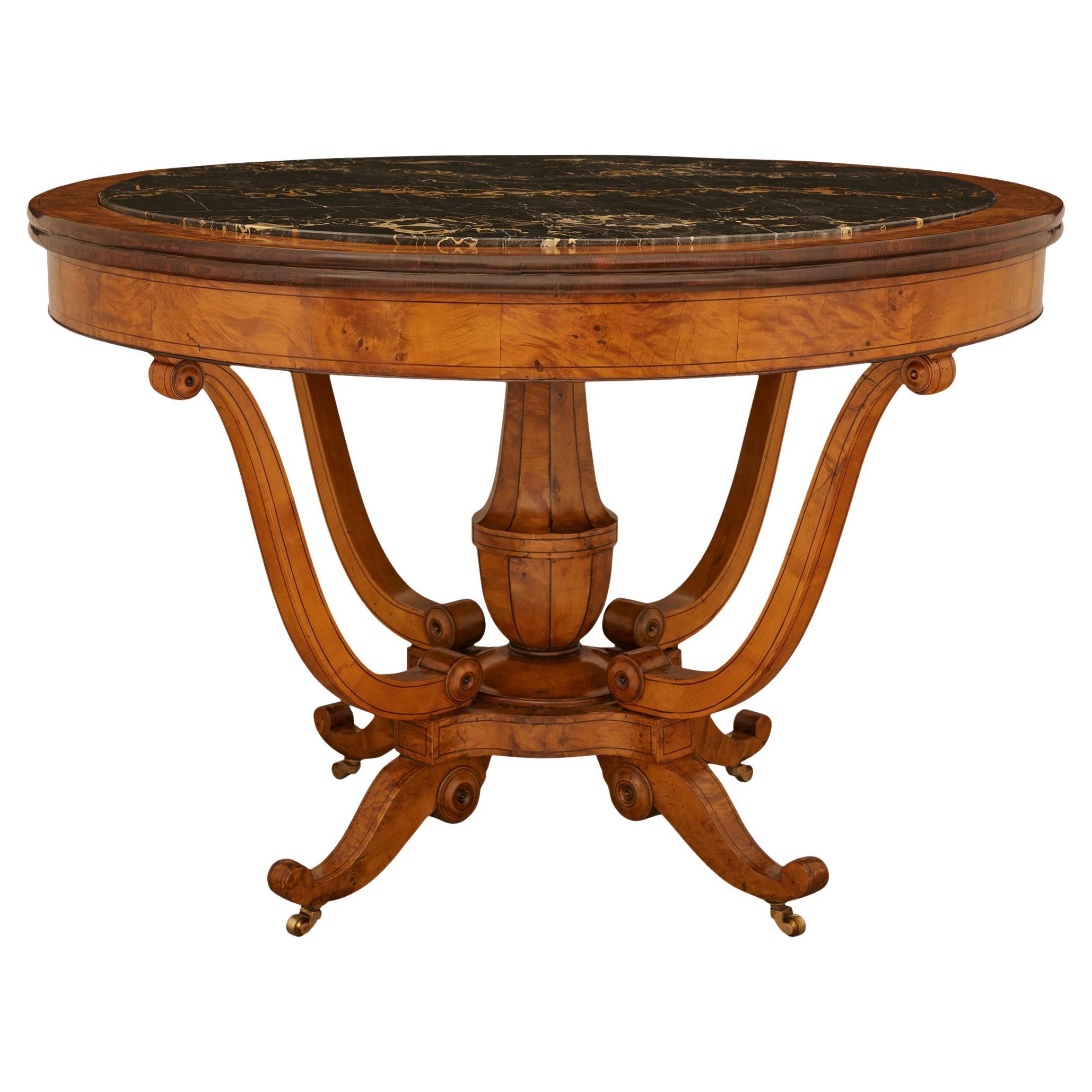 Tavolo da centro francese del periodo Charles X in legno d'acero, betulla e marmo