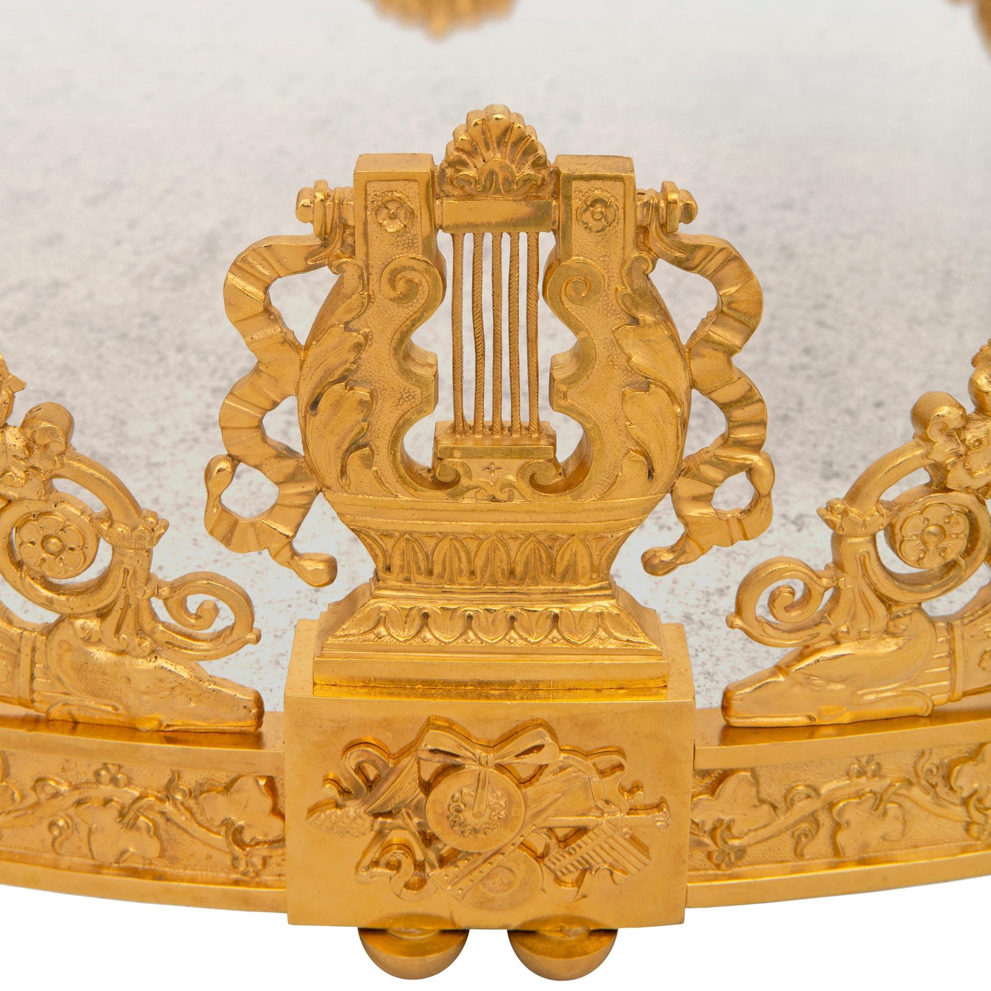 Plateau de centre de table français d'époque Charles X en bronze doré et miroir Bon état - En vente à West Palm Beach, FL