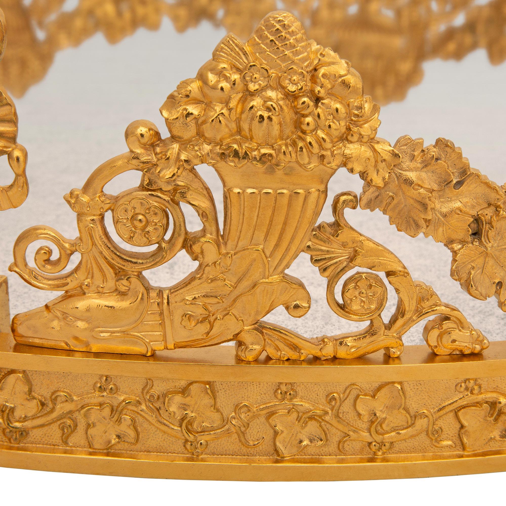 Miroir Plateau de centre de table français d'époque Charles X en bronze doré et miroir en vente