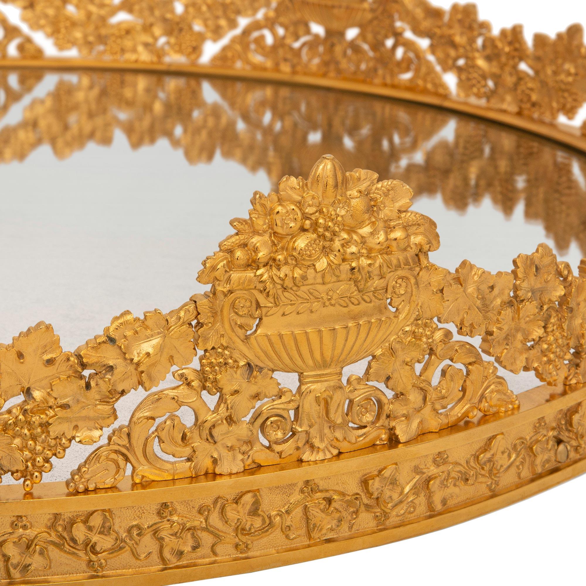 Plateau de centre de table français d'époque Charles X en bronze doré et miroir en vente 1