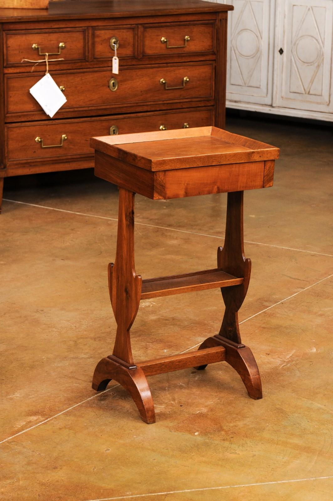 French Charles X Period Walnut 1830s Side Table with Tray Top and Carved Legs In Good Condition For Sale In Atlanta, GA
