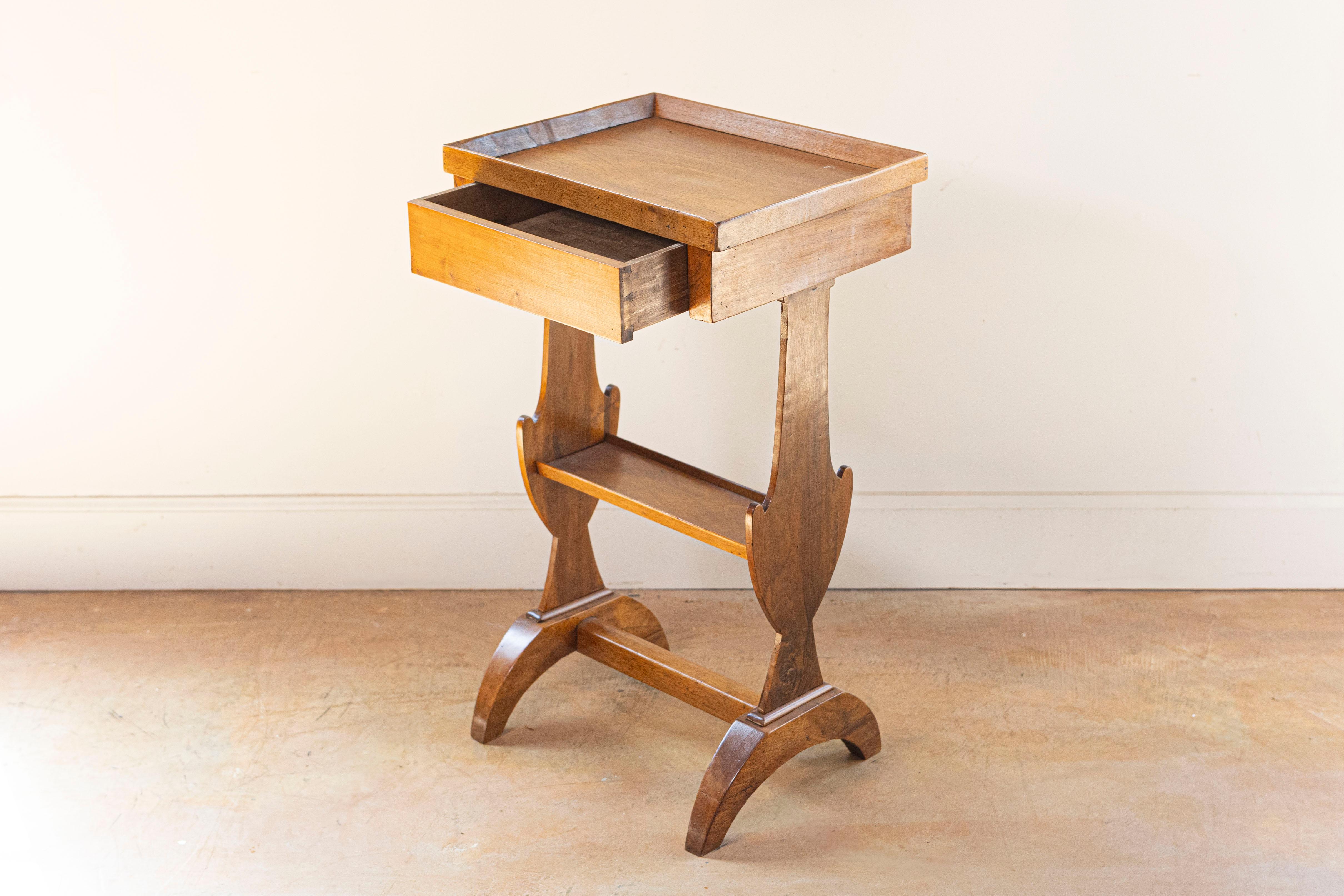 Français Table d'appoint française d'époque Charles X en noyer des années 1830 avec plateau à plateau et pieds sculptés en vente