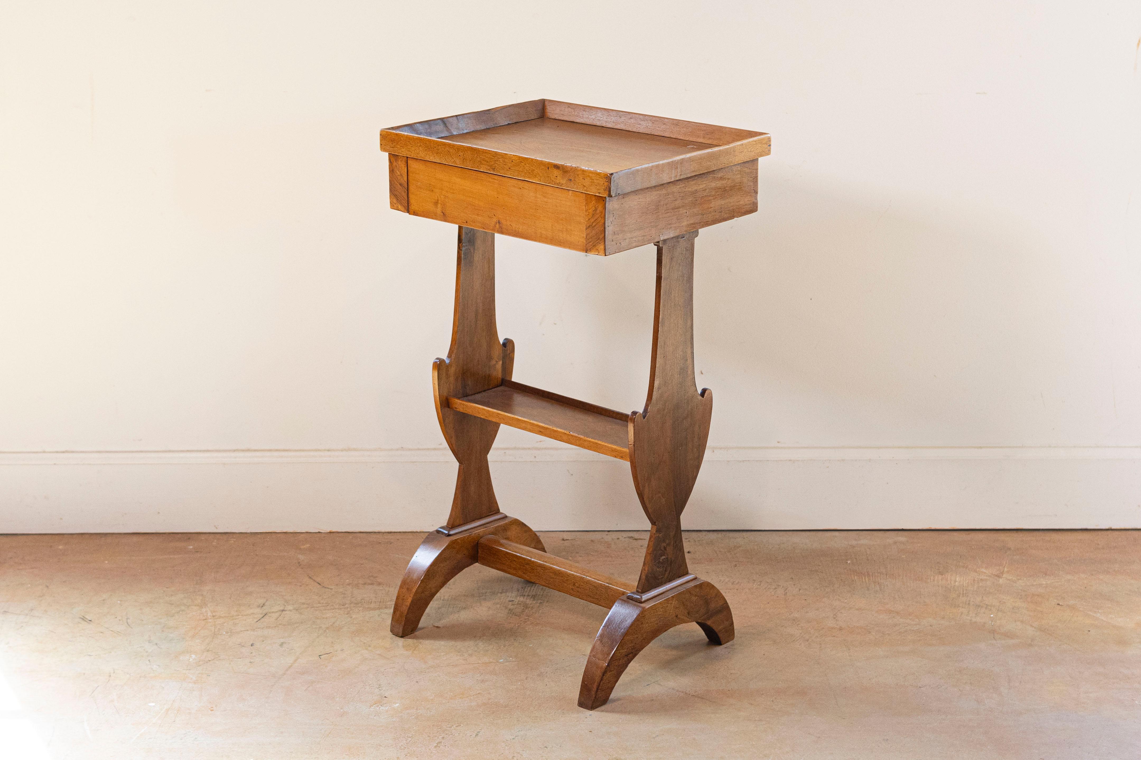 Sculpté Table d'appoint française d'époque Charles X en noyer des années 1830 avec plateau à plateau et pieds sculptés en vente