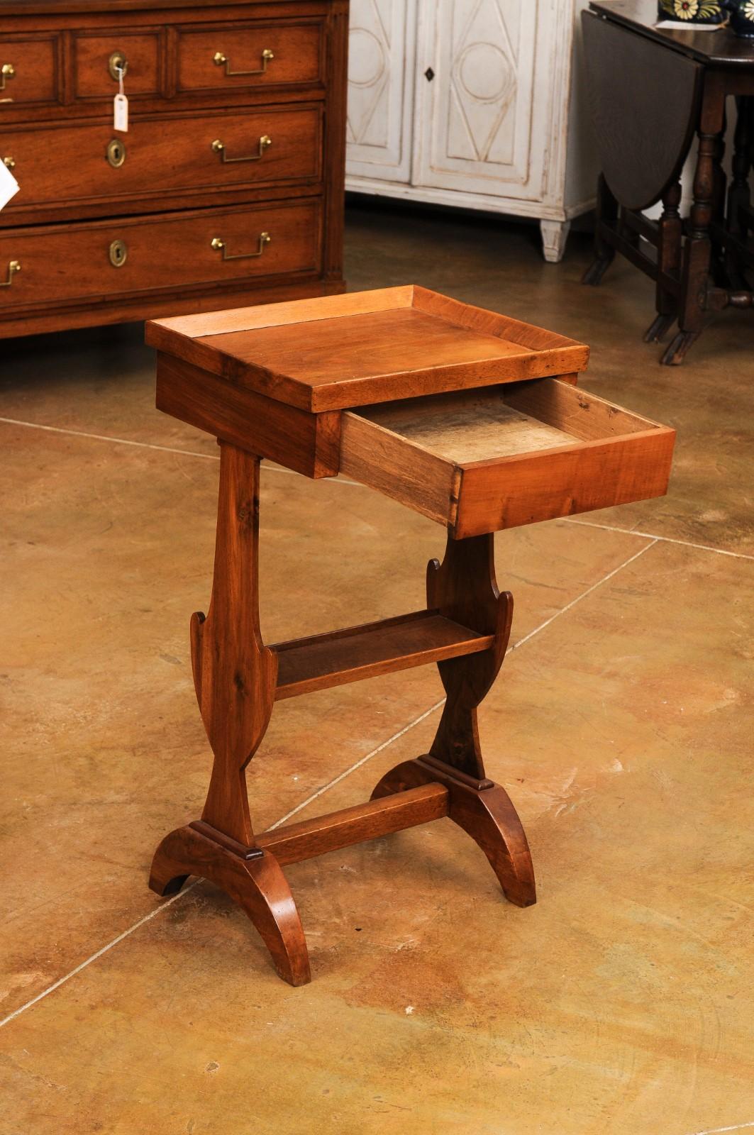 French Charles X Period Walnut 1830s Side Table with Tray Top and Carved Legs For Sale 1