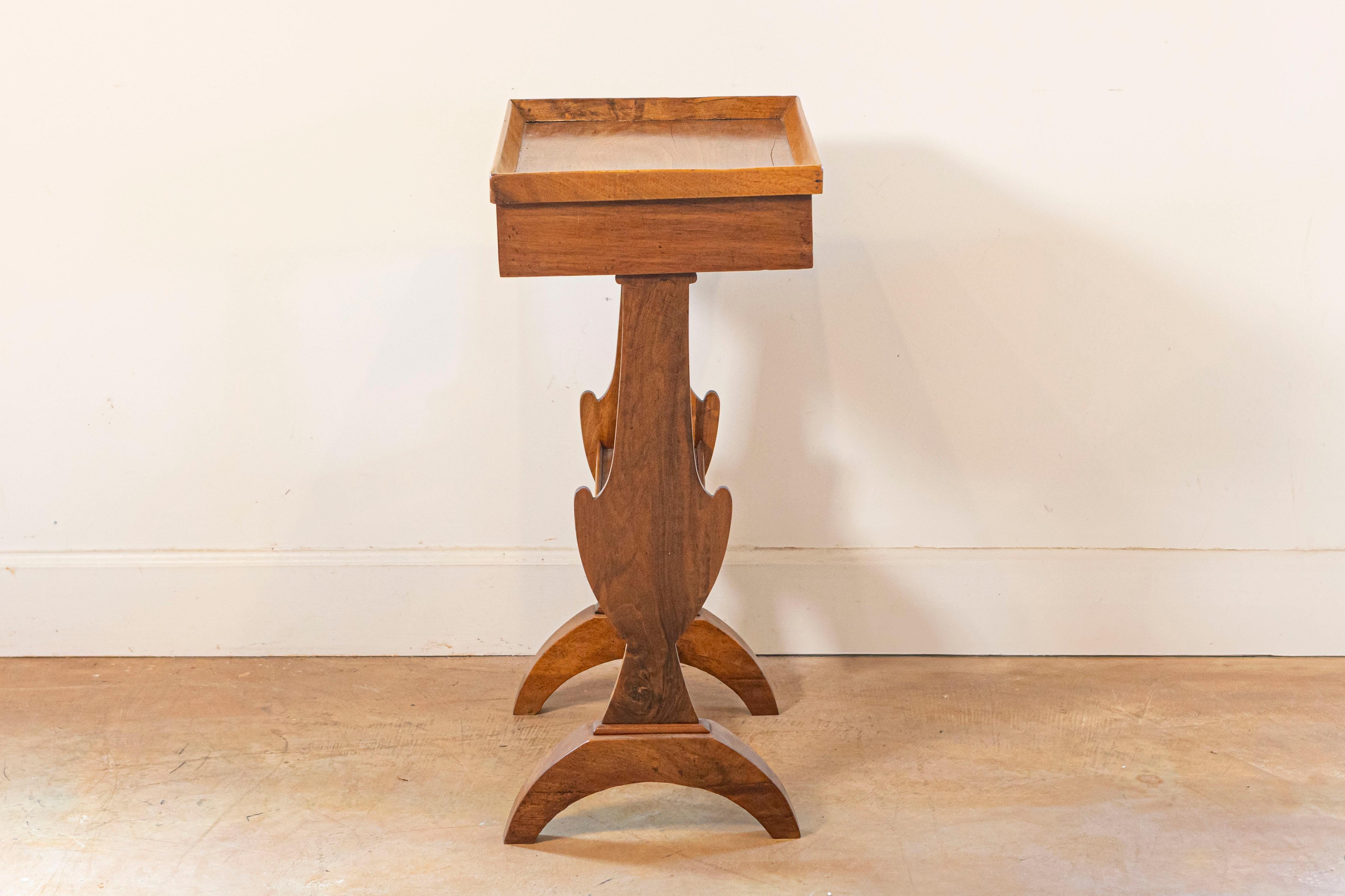 Table d'appoint française d'époque Charles X en noyer des années 1830 avec plateau à plateau et pieds sculptés Bon état - En vente à Atlanta, GA