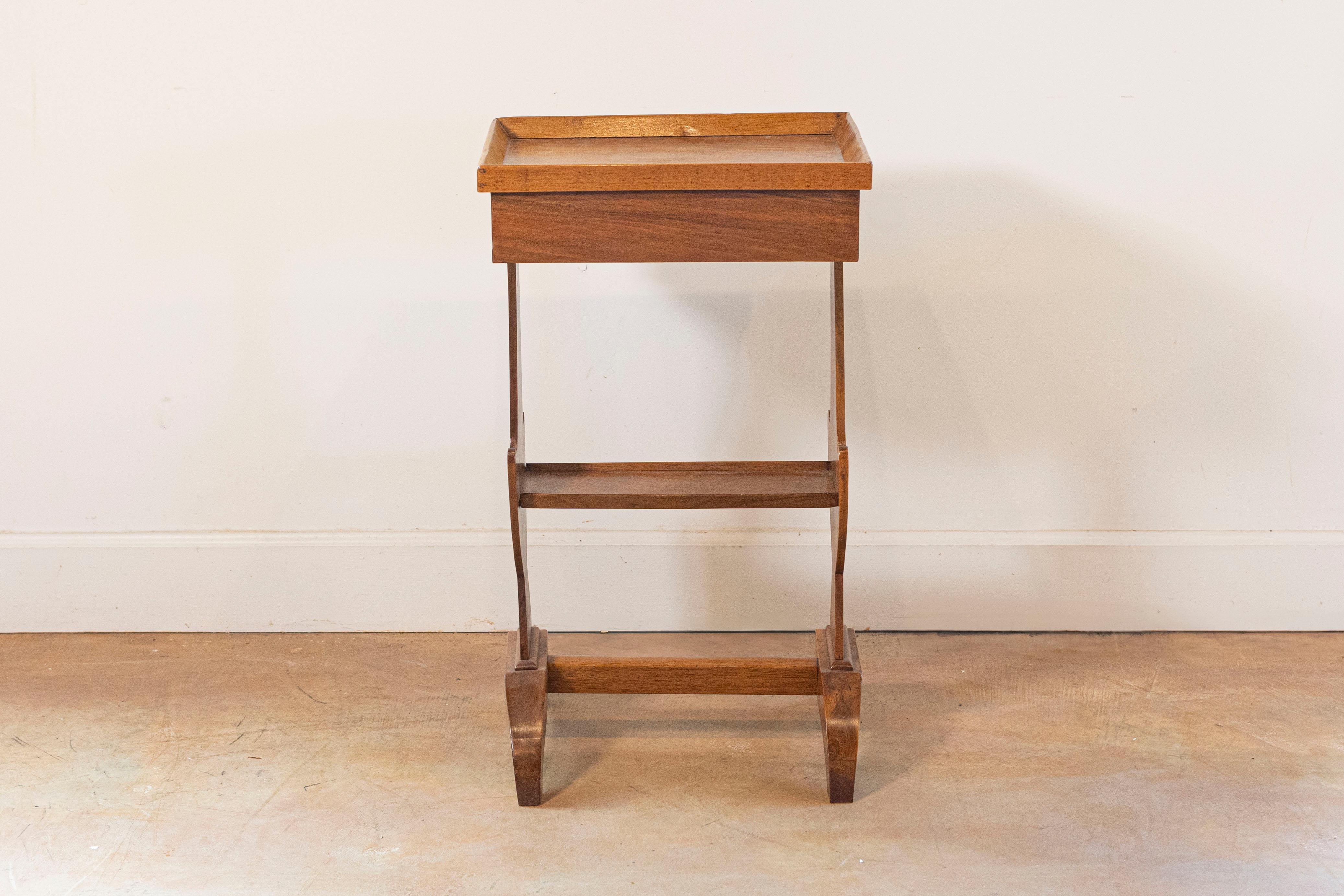 XIXe siècle Table d'appoint française d'époque Charles X en noyer des années 1830 avec plateau à plateau et pieds sculptés en vente
