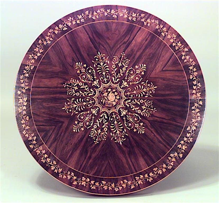 Table de centre ronde Charles X en bois de rose et bois de satin avec marqueterie florale, base à piédestal à triple volute et 3 tiroirs.
