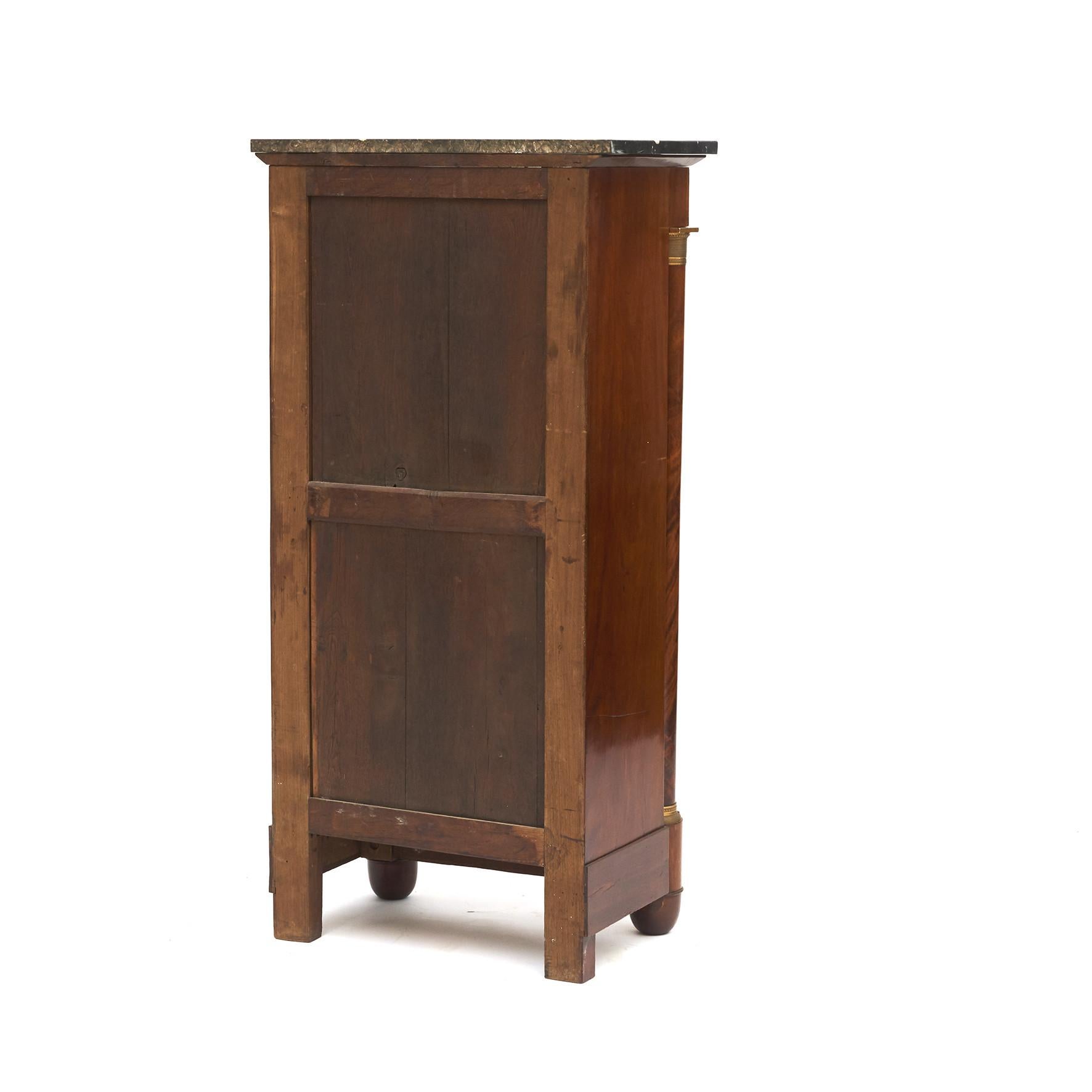 Cassettiera alta in mogano e bronzi dorati Charles X. Piano in marmo in vendita 9