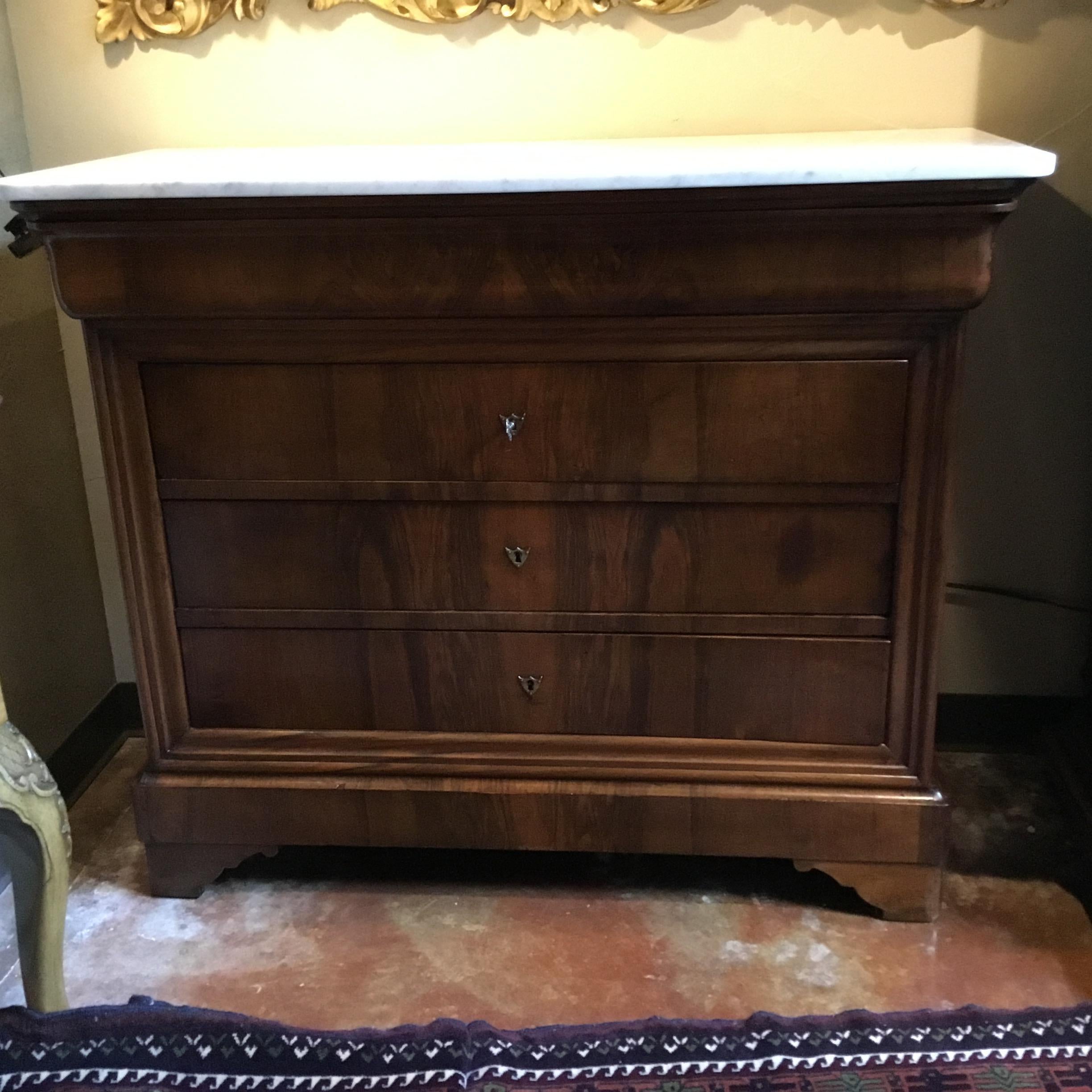 French Charles X-Style Chest or Commode with Four Drawers, Walnut, 19th Century In Good Condition For Sale In Houston, TX