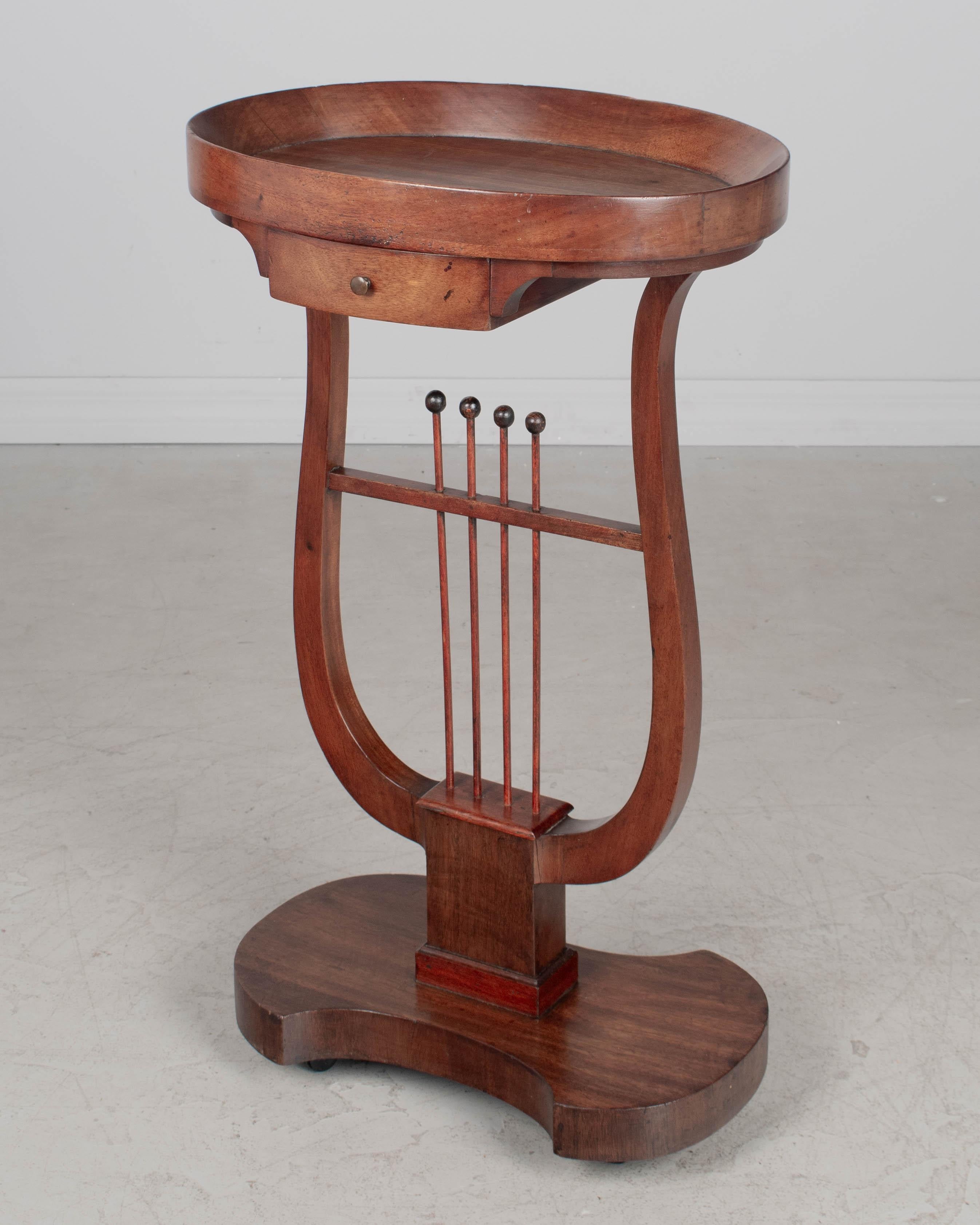 Français Table d'appoint en Gueridon de style Charles X en vente