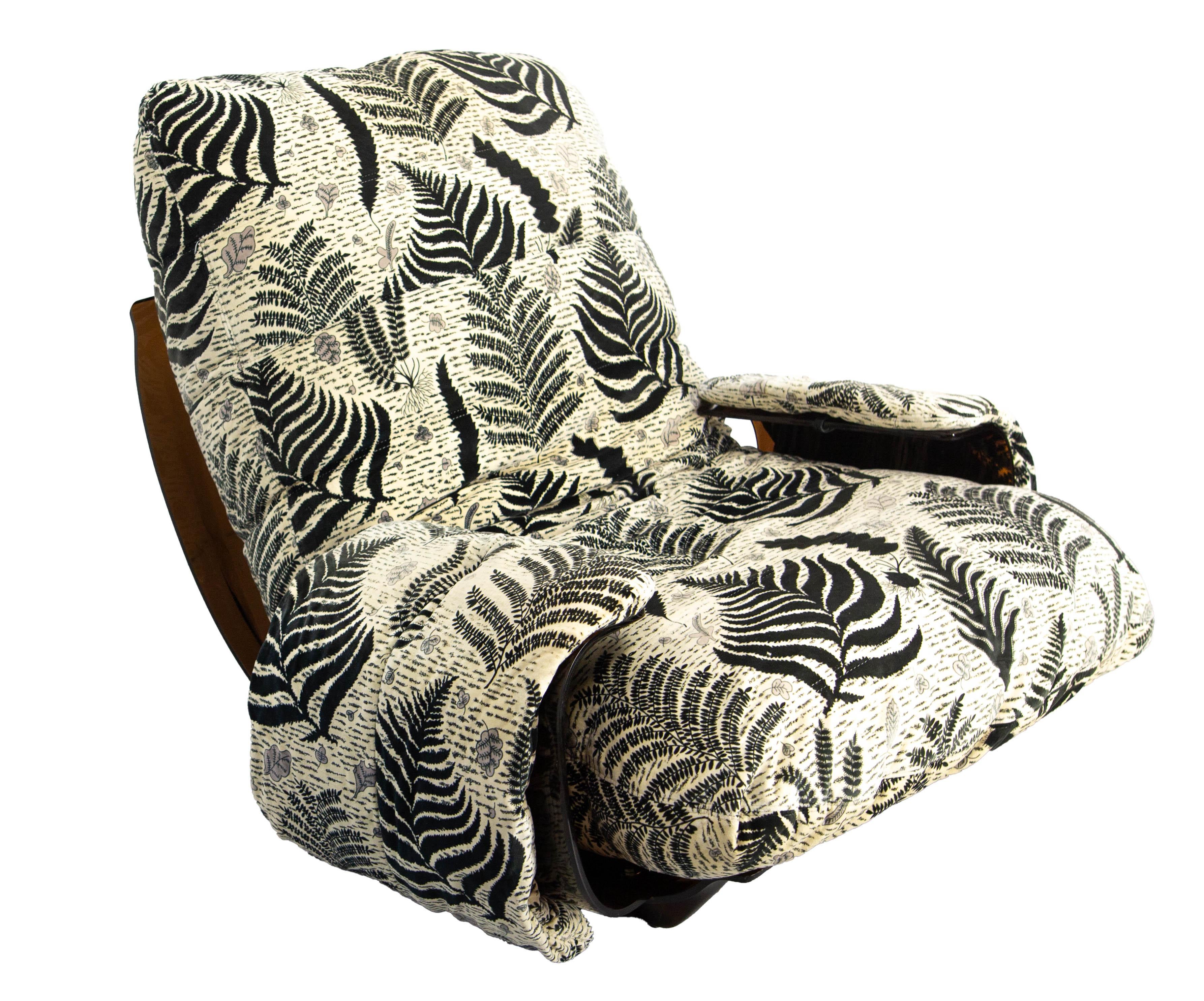 Poltrona fauteuil chauffeuse di design realizzata da Roder e Ducaroy per Ligne Roset.
Molto tipico degli anni '70: la struttura è realizzata in policarbonato marrone.
Il tessuto deve presentare segni d'uso ma solo sulla parte superiore (vedi le