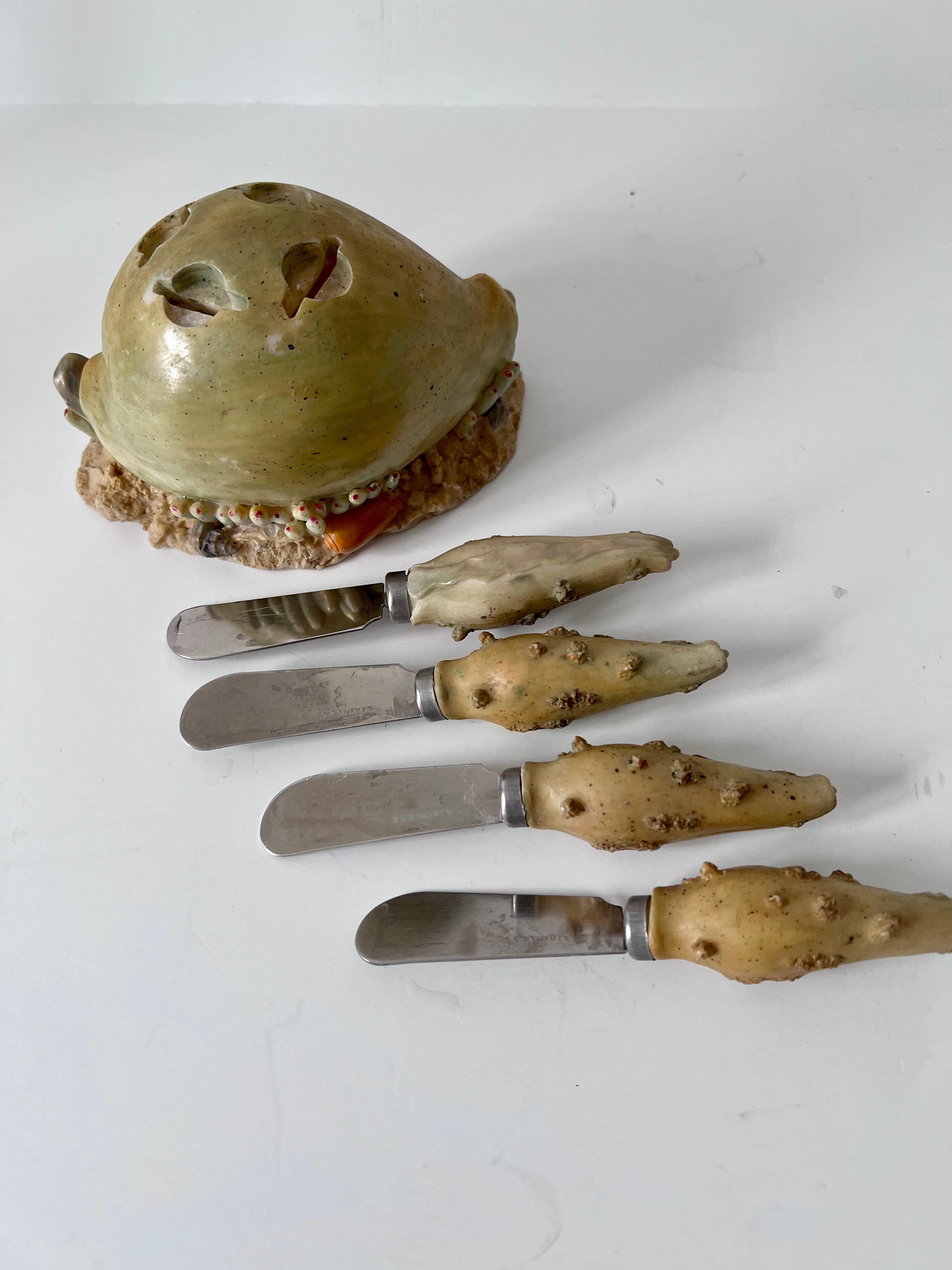 Patiné Épandeur à fromage français en forme de coquillage avec quatre couteaux en vente