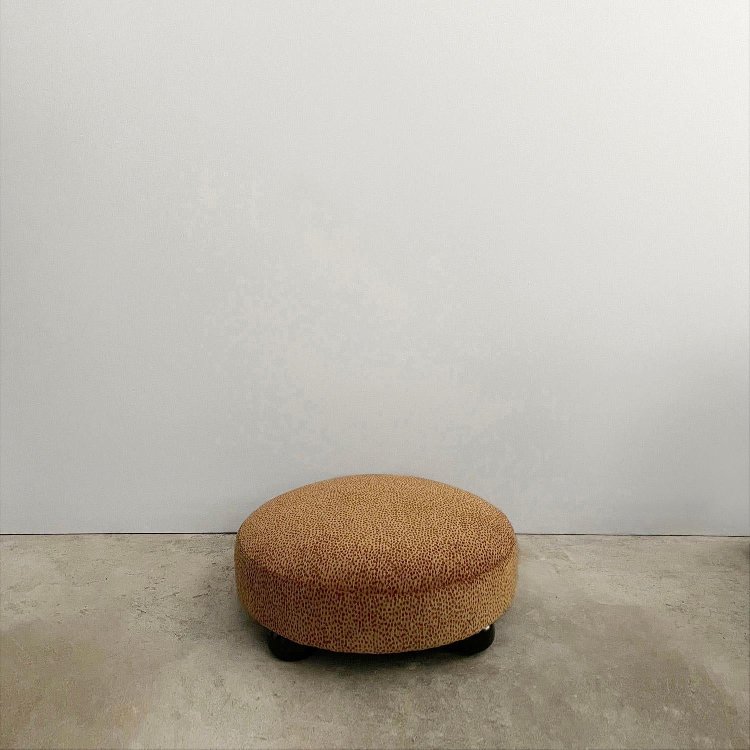 Cuscino da terra per ottomana in ciniglia francese
Nuovi piedi a sfera arrotondati in legno massiccio 
Nota bene: si tratta di un pouf di nuova produzione realizzato con un design originale d'epoca. 
Realizzato a mano da artigiani locali a Los