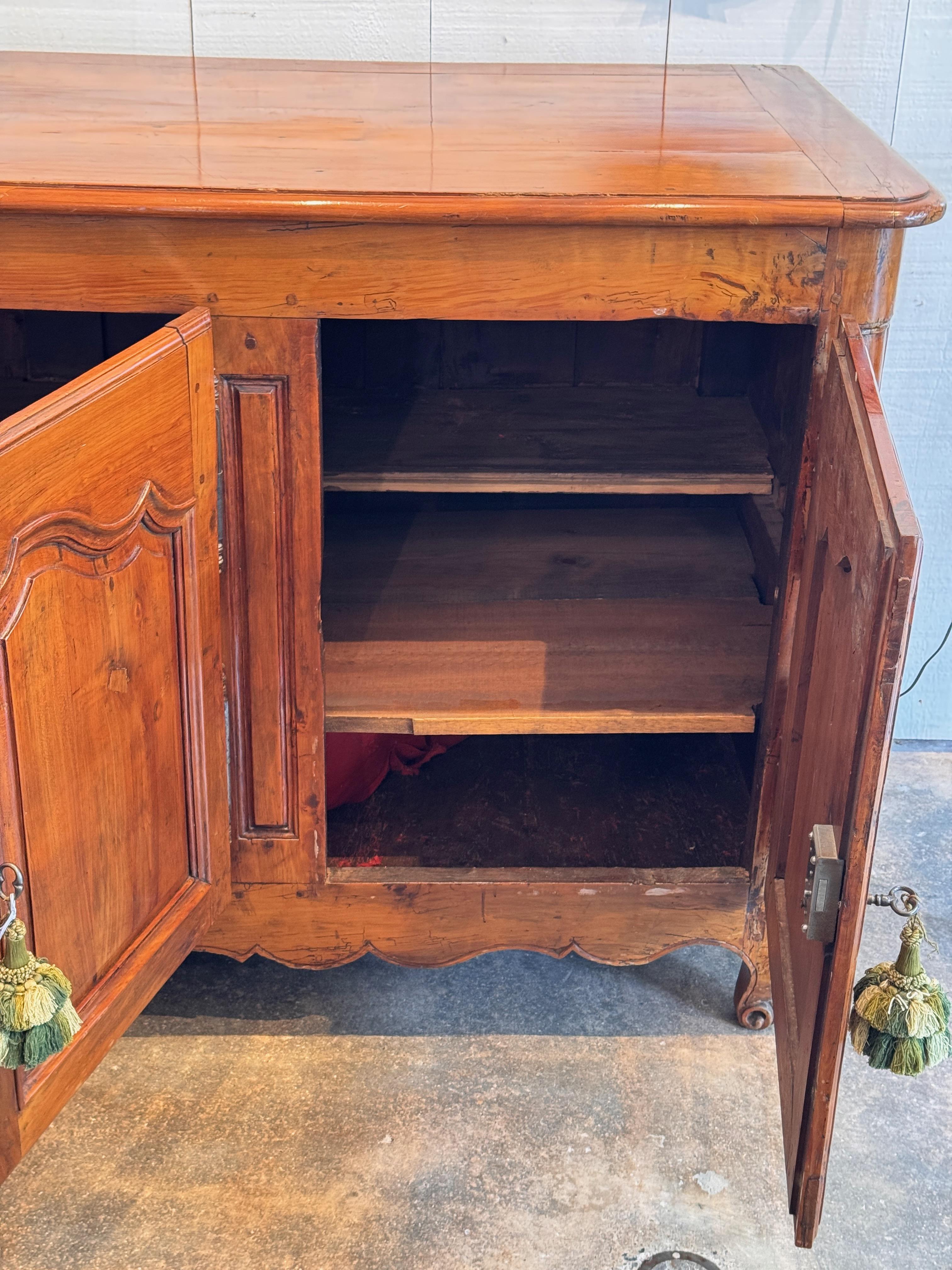 Enfilade in französischer Kirsche mit Formtüren und Schürze mit Wellenschliff im Angebot 5