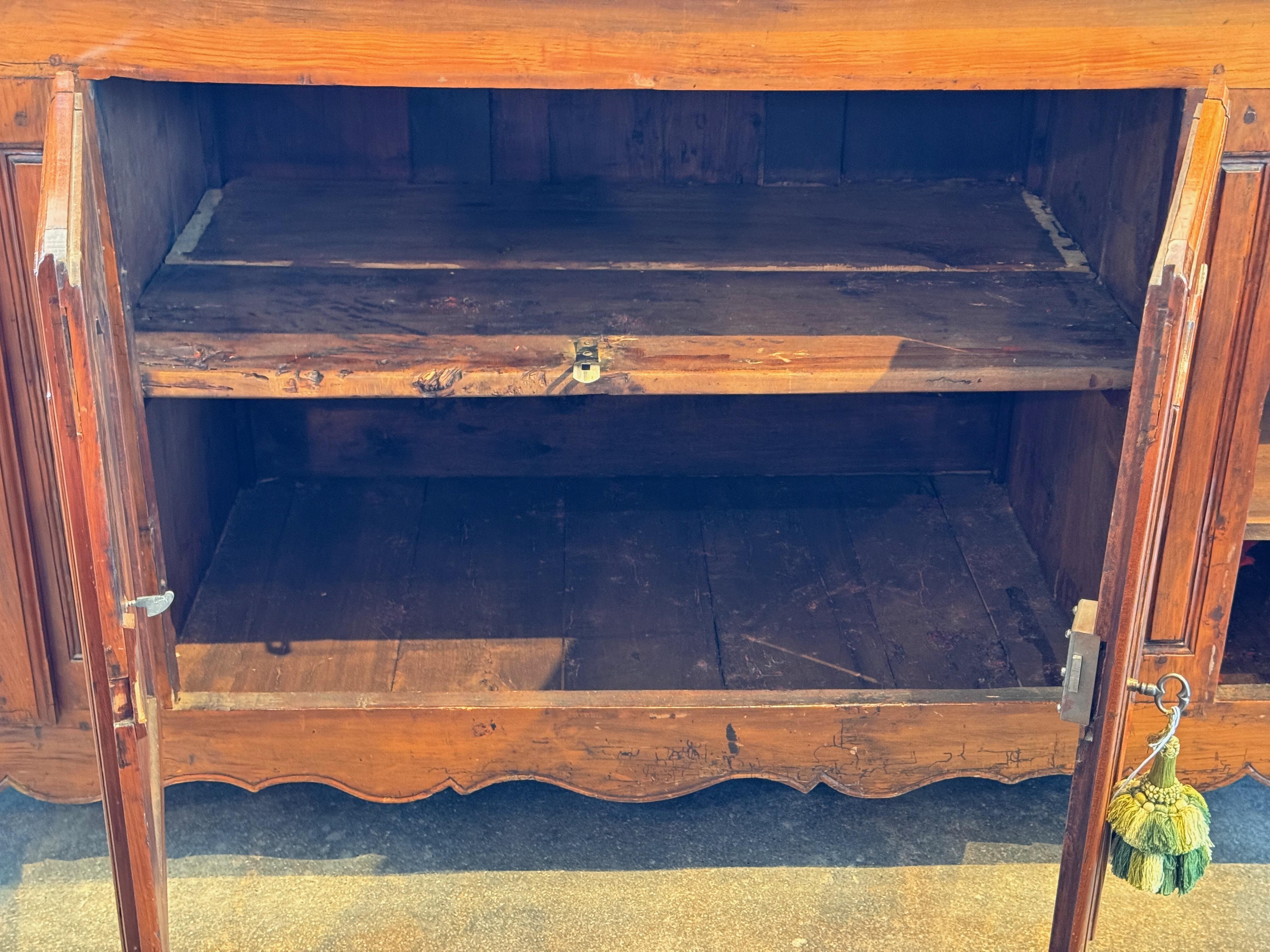 Enfilade in französischer Kirsche mit Formtüren und Schürze mit Wellenschliff im Angebot 6