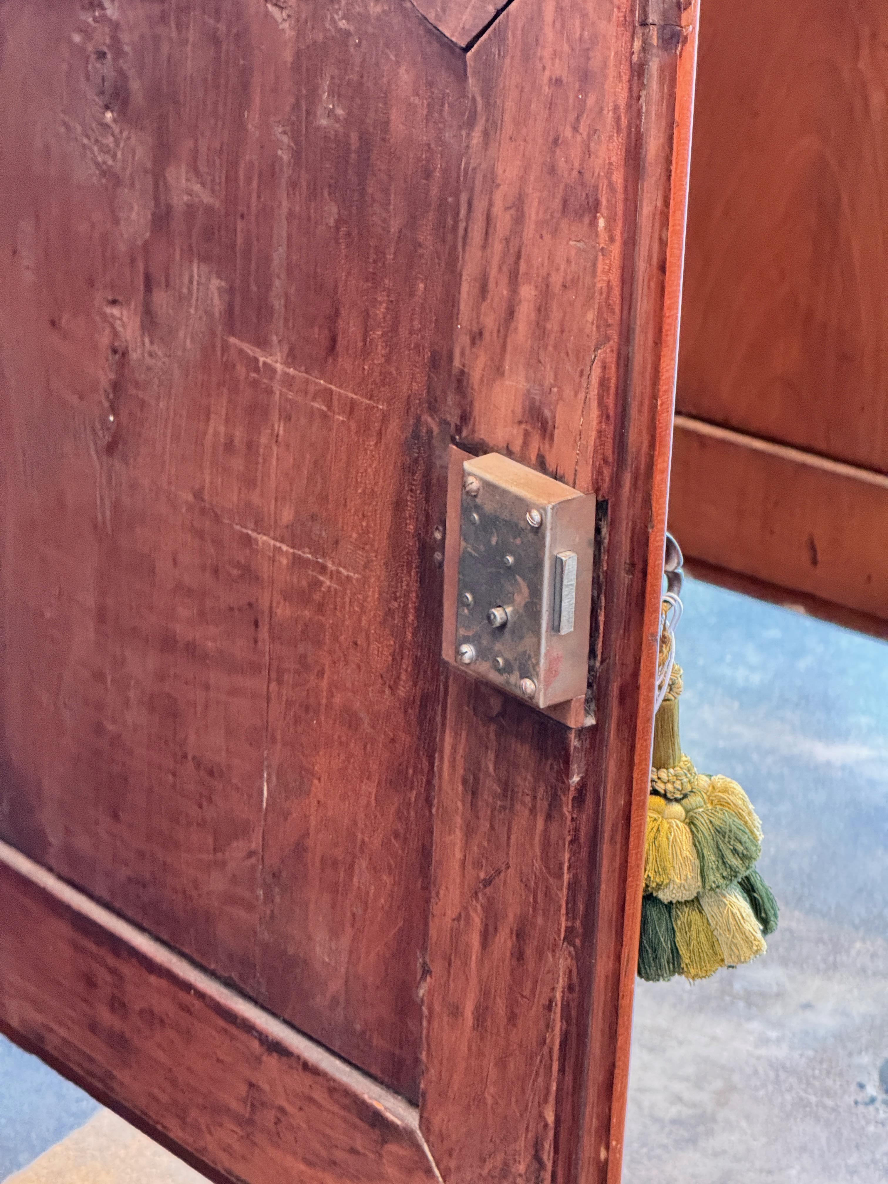 Enfilade in französischer Kirsche mit Formtüren und Schürze mit Wellenschliff im Angebot 7