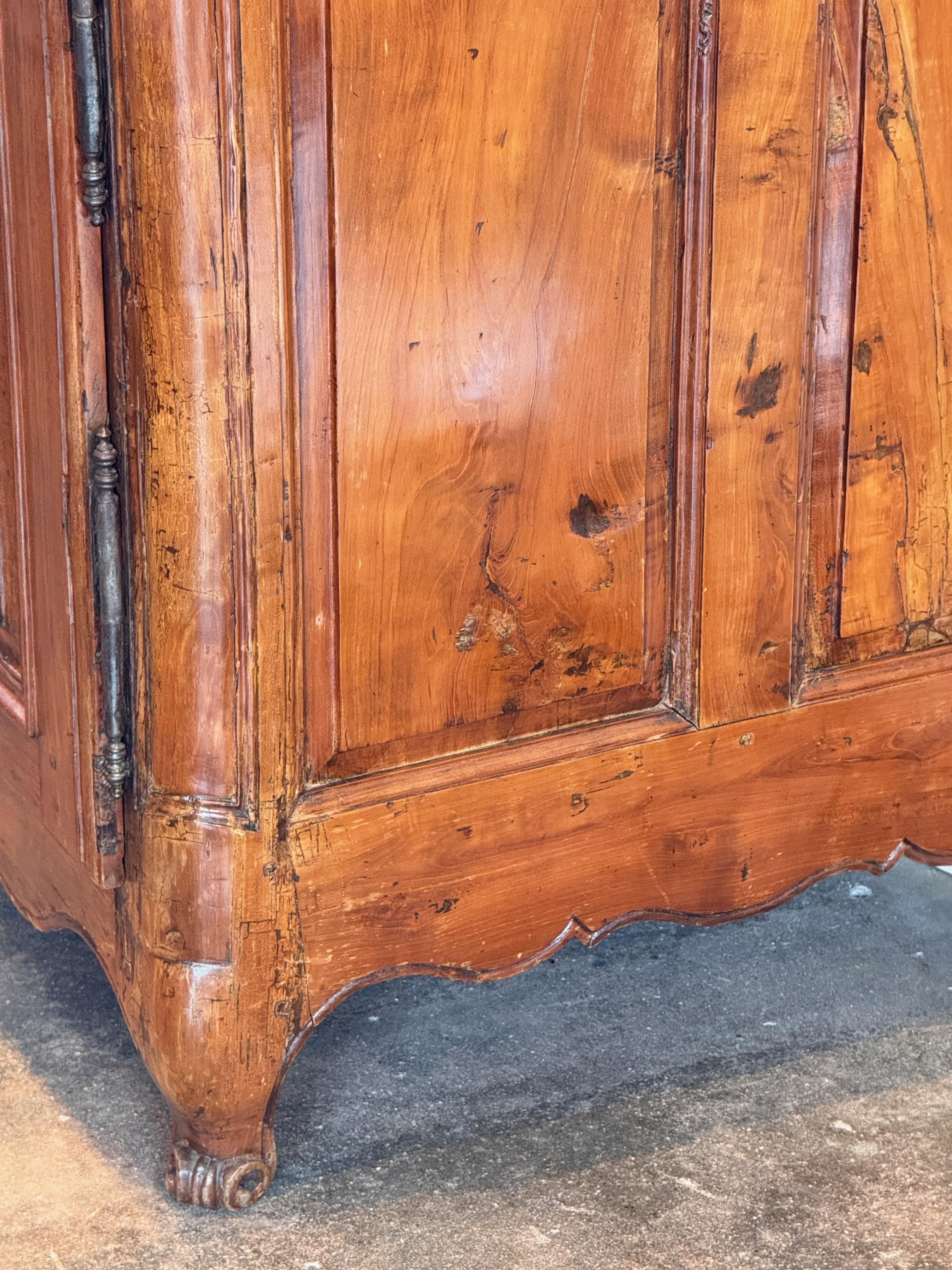 Enfilade in französischer Kirsche mit Formtüren und Schürze mit Wellenschliff (Französisch) im Angebot