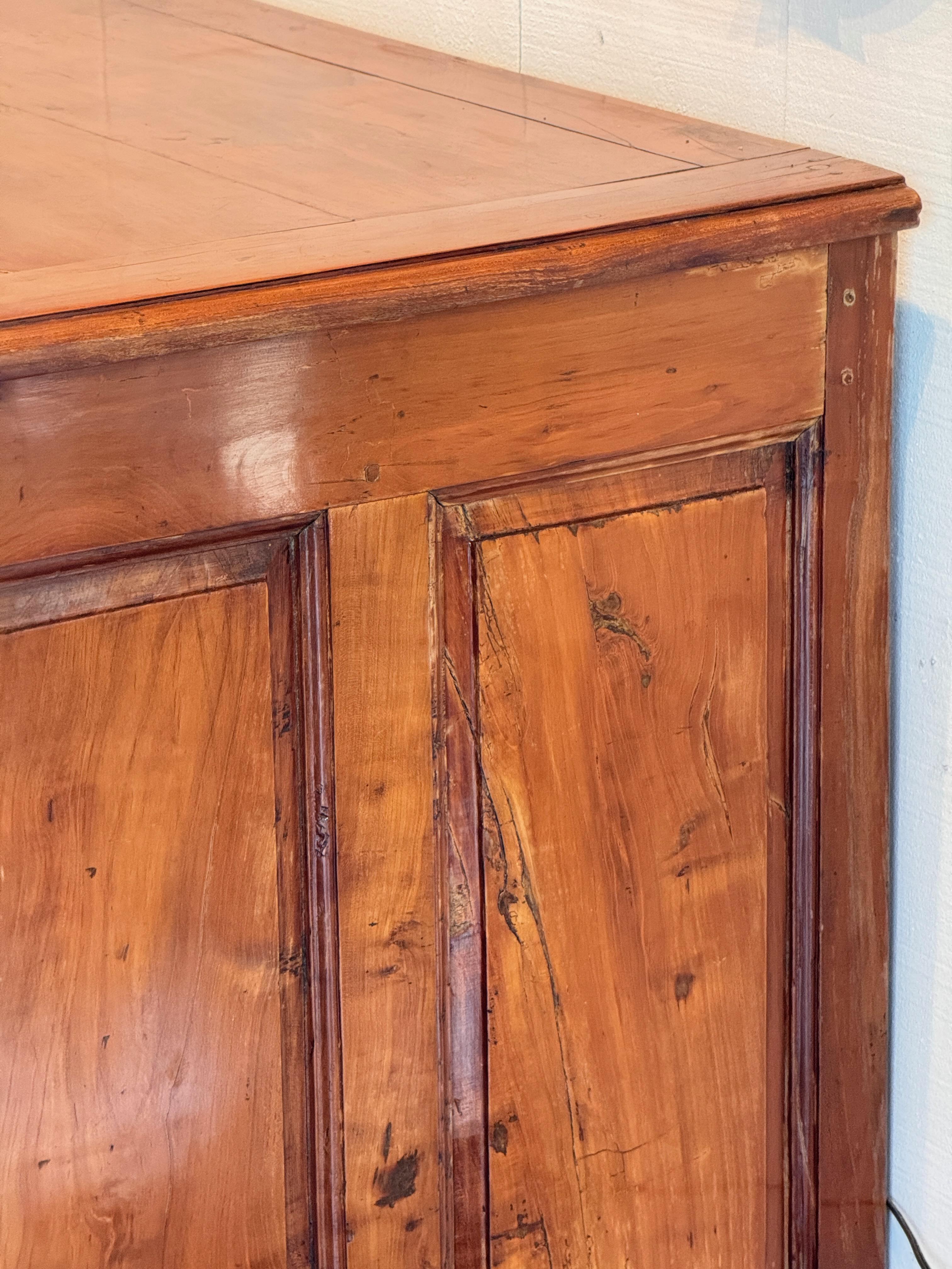Enfilade in französischer Kirsche mit Formtüren und Schürze mit Wellenschliff im Zustand „Gut“ im Angebot in Charlottesville, VA