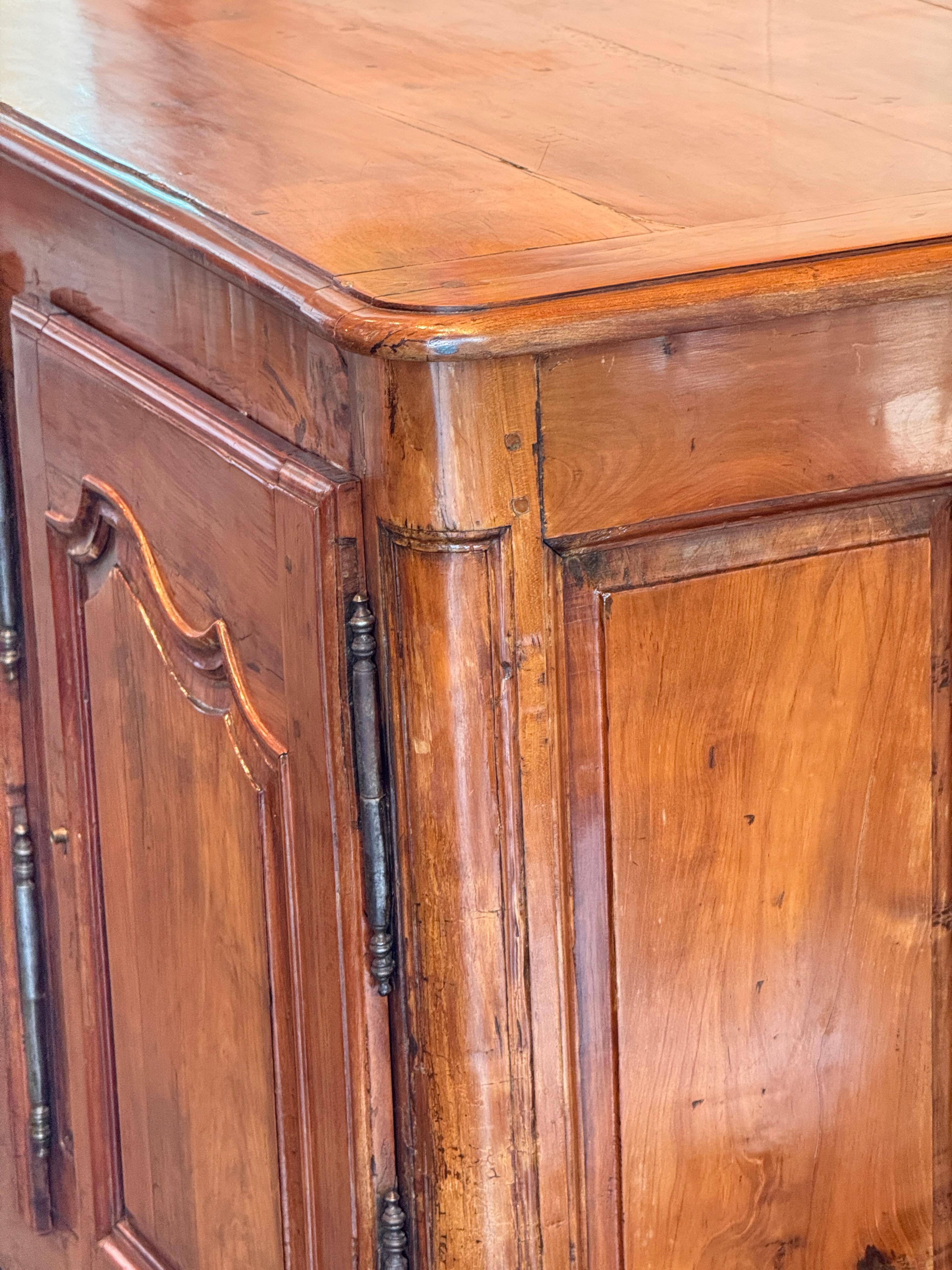 Enfilade in französischer Kirsche mit Formtüren und Schürze mit Wellenschliff (19. Jahrhundert) im Angebot