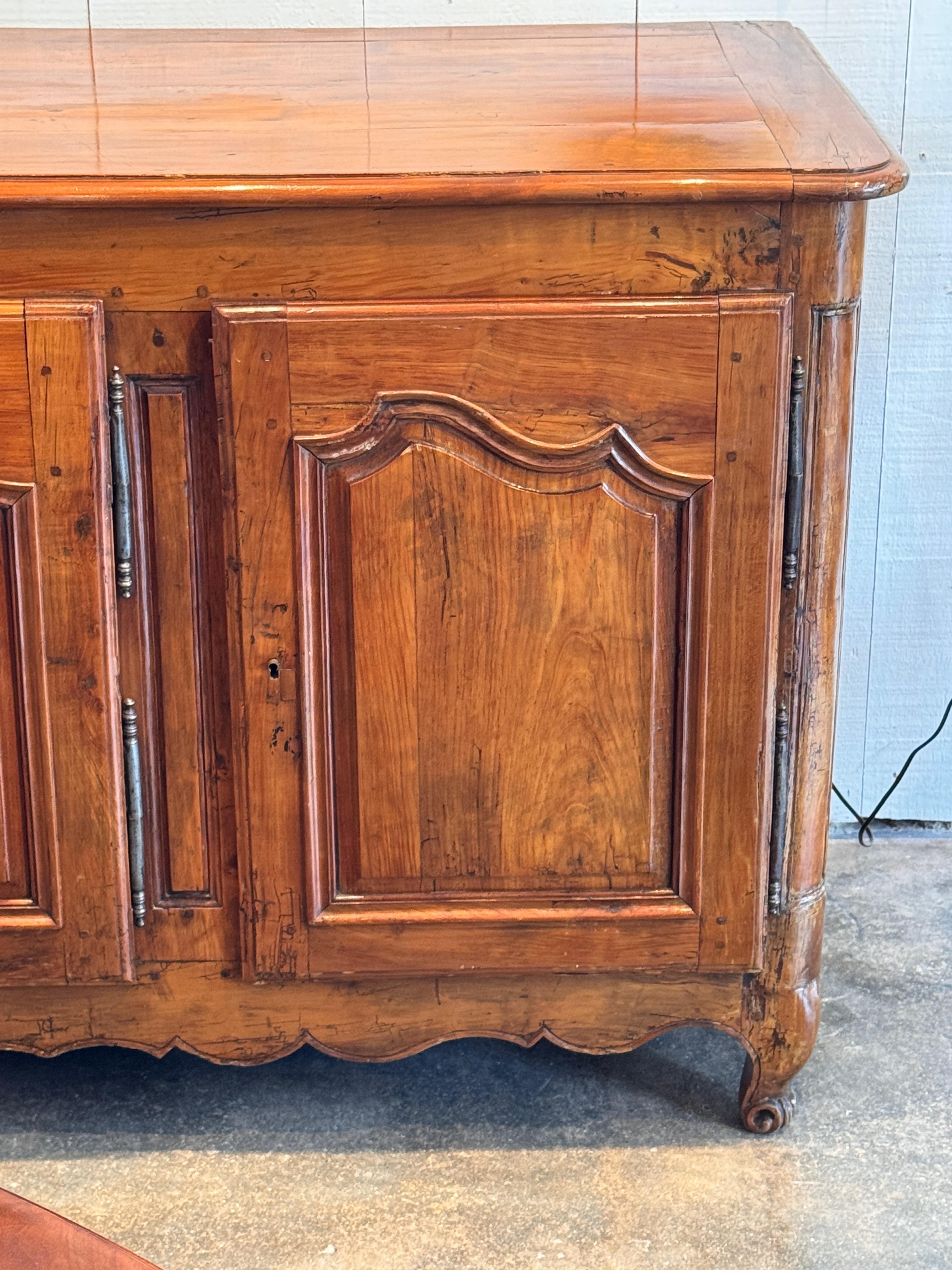 Enfilade in französischer Kirsche mit Formtüren und Schürze mit Wellenschliff im Angebot 1