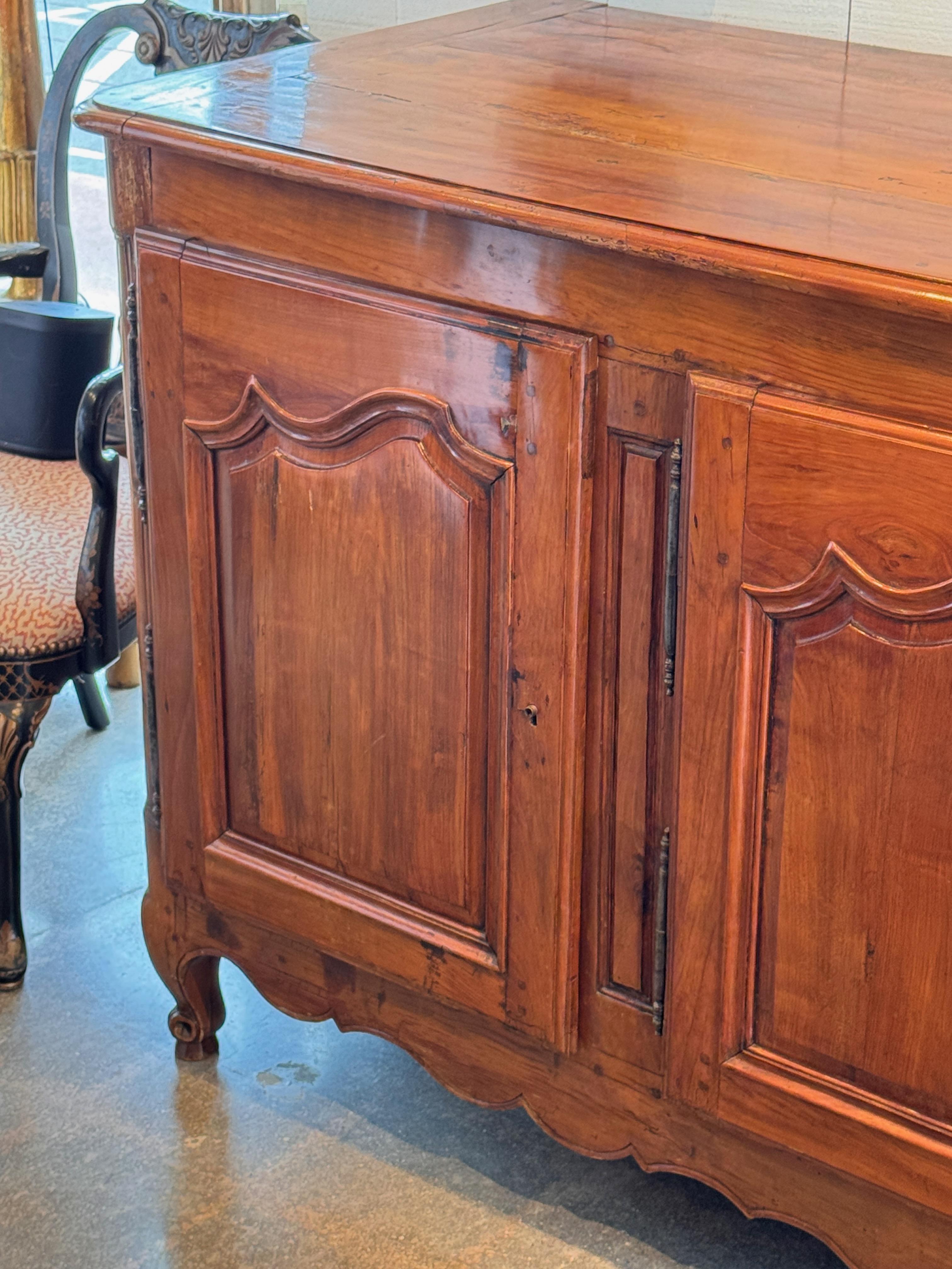 Enfilade in französischer Kirsche mit Formtüren und Schürze mit Wellenschliff im Angebot 2
