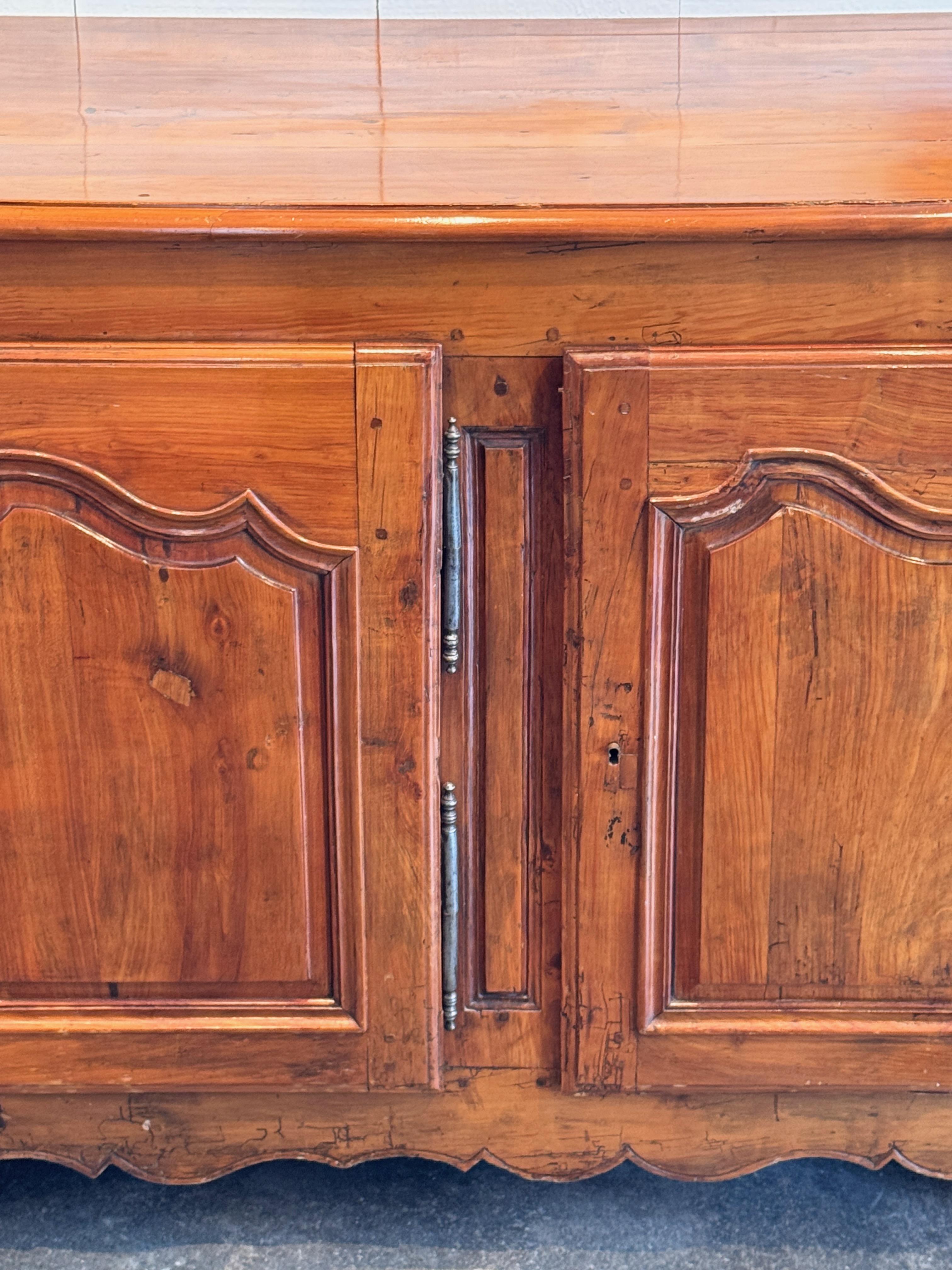 Enfilade in französischer Kirsche mit Formtüren und Schürze mit Wellenschliff im Angebot 3