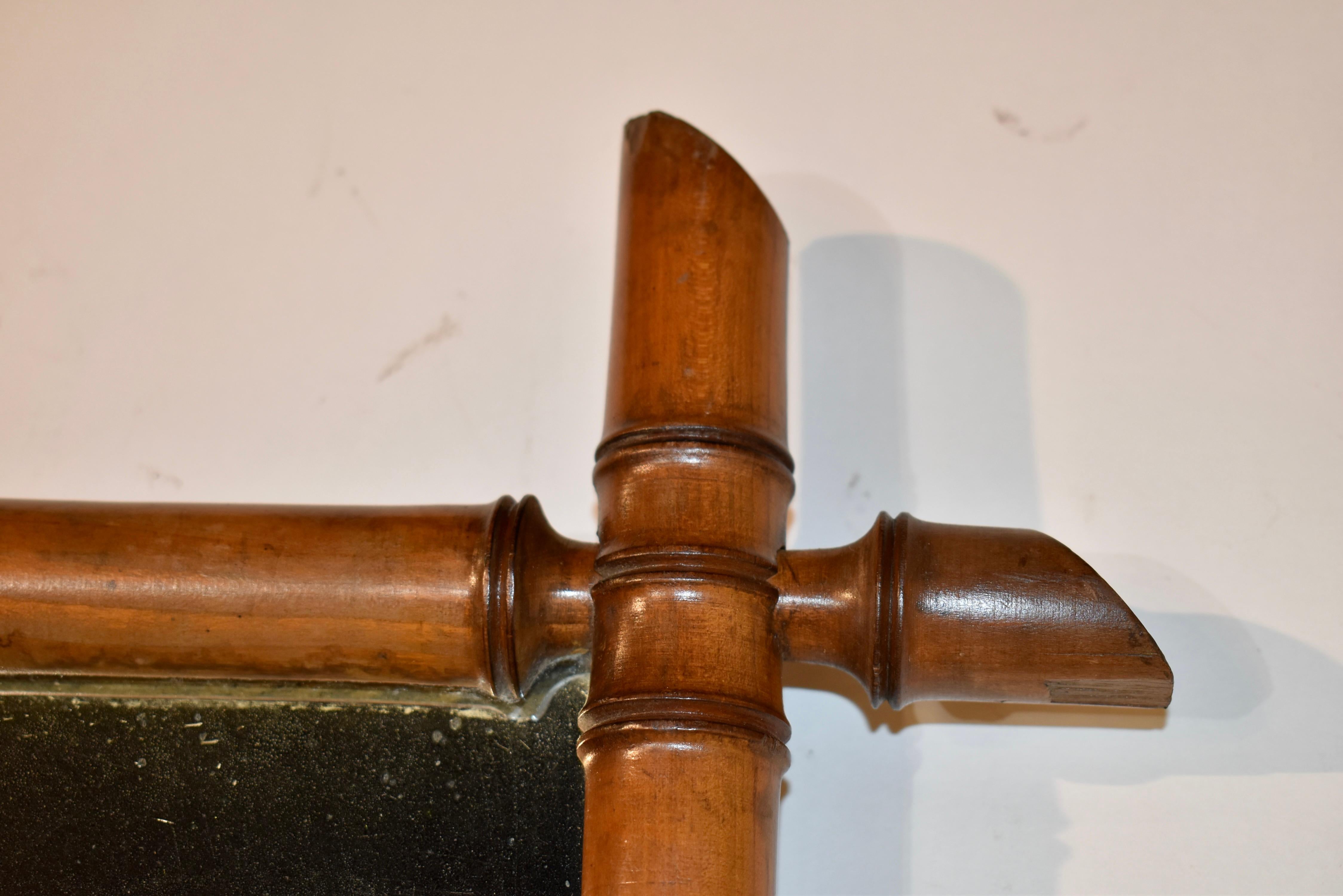 Specchio in ciliegio francese in finto bambù, CIRCA 1900 In condizioni buone in vendita a High Point, NC