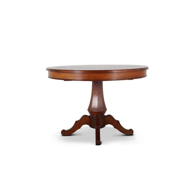 A simple round French pedestal dining table in cherry, extending to take leaves – leaves may be made; none currently present,
circa 1960.

Measures: 43? wide x 29.5? tall.

 