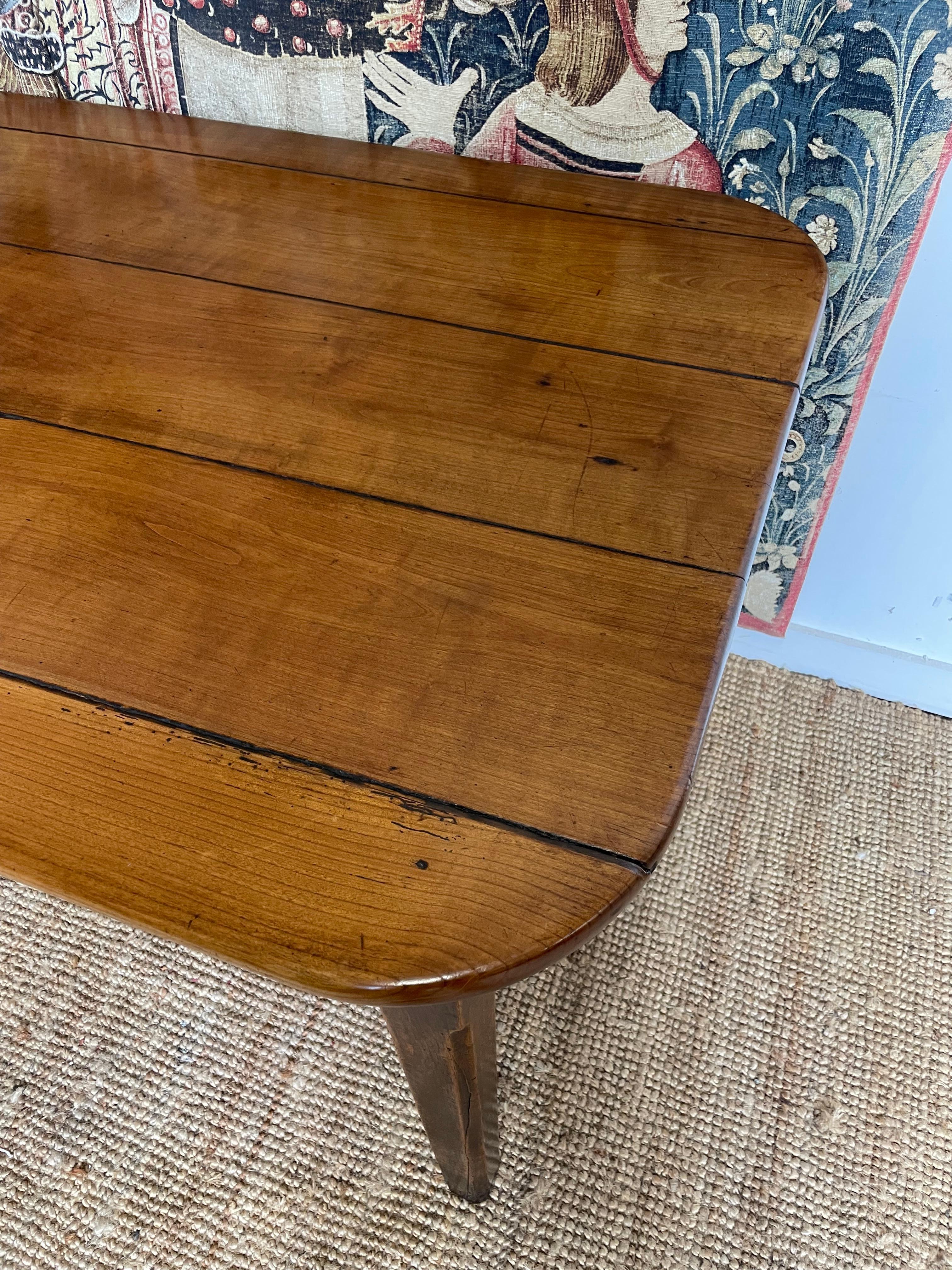 French Cherry wood farmhouse table 8 seater  In Good Condition For Sale In Budleigh Salterton, GB