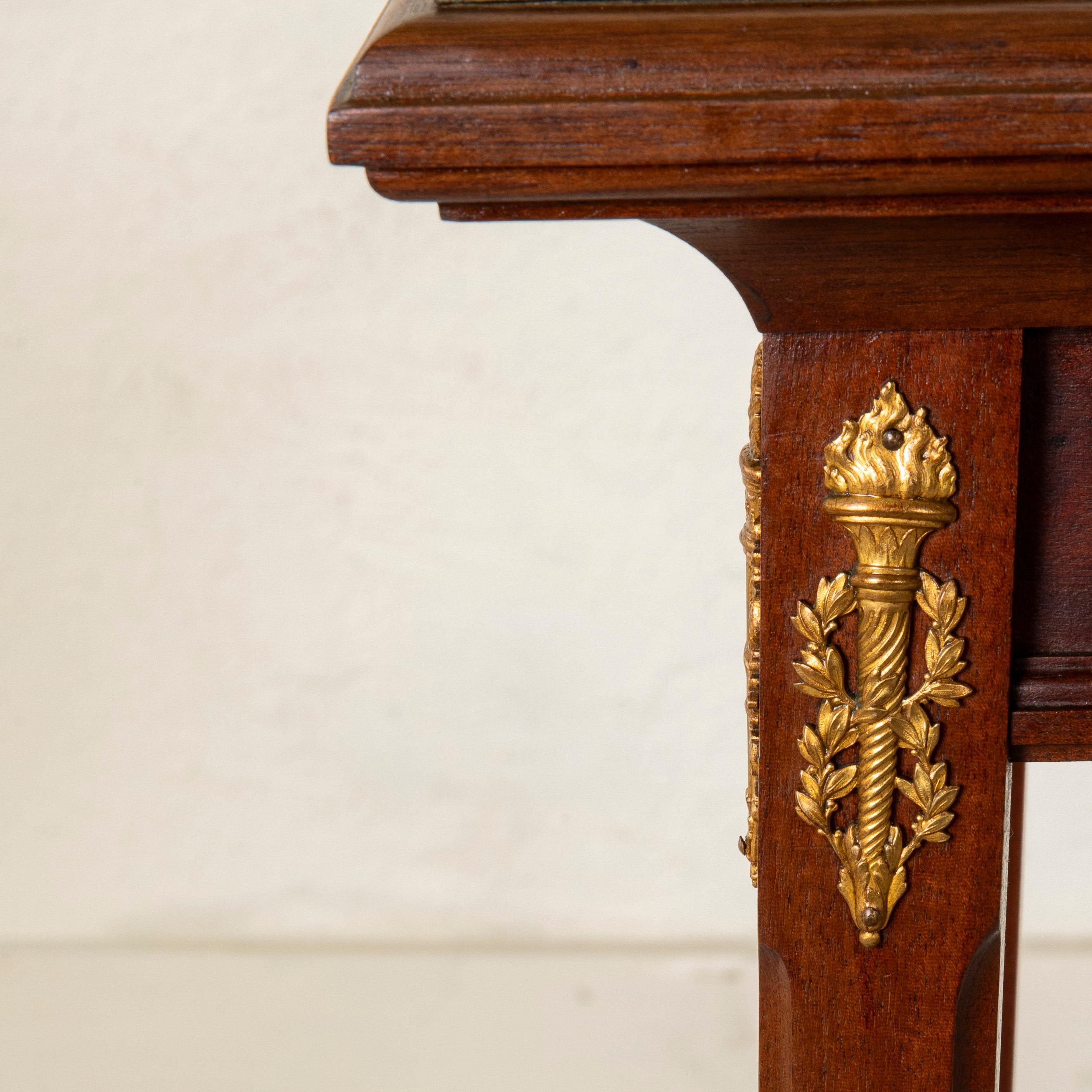 The Pedestal Table en bois de cerisier français avec plaques en bronze de motifs artisanaux c. 1900 en vente 4