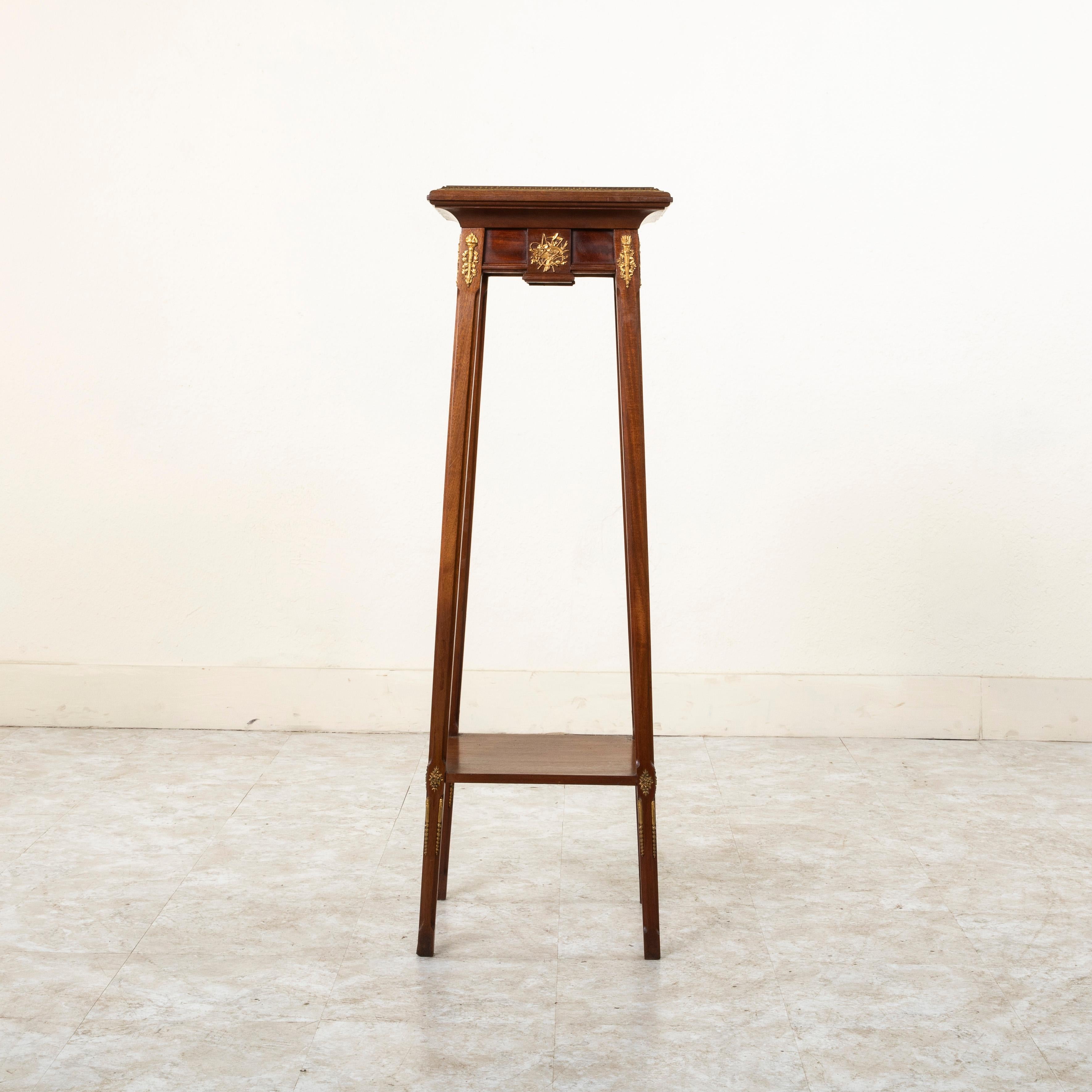 The Pedestal Table en bois de cerisier français avec plaques en bronze de motifs artisanaux c. 1900 Bon état - En vente à Fayetteville, AR
