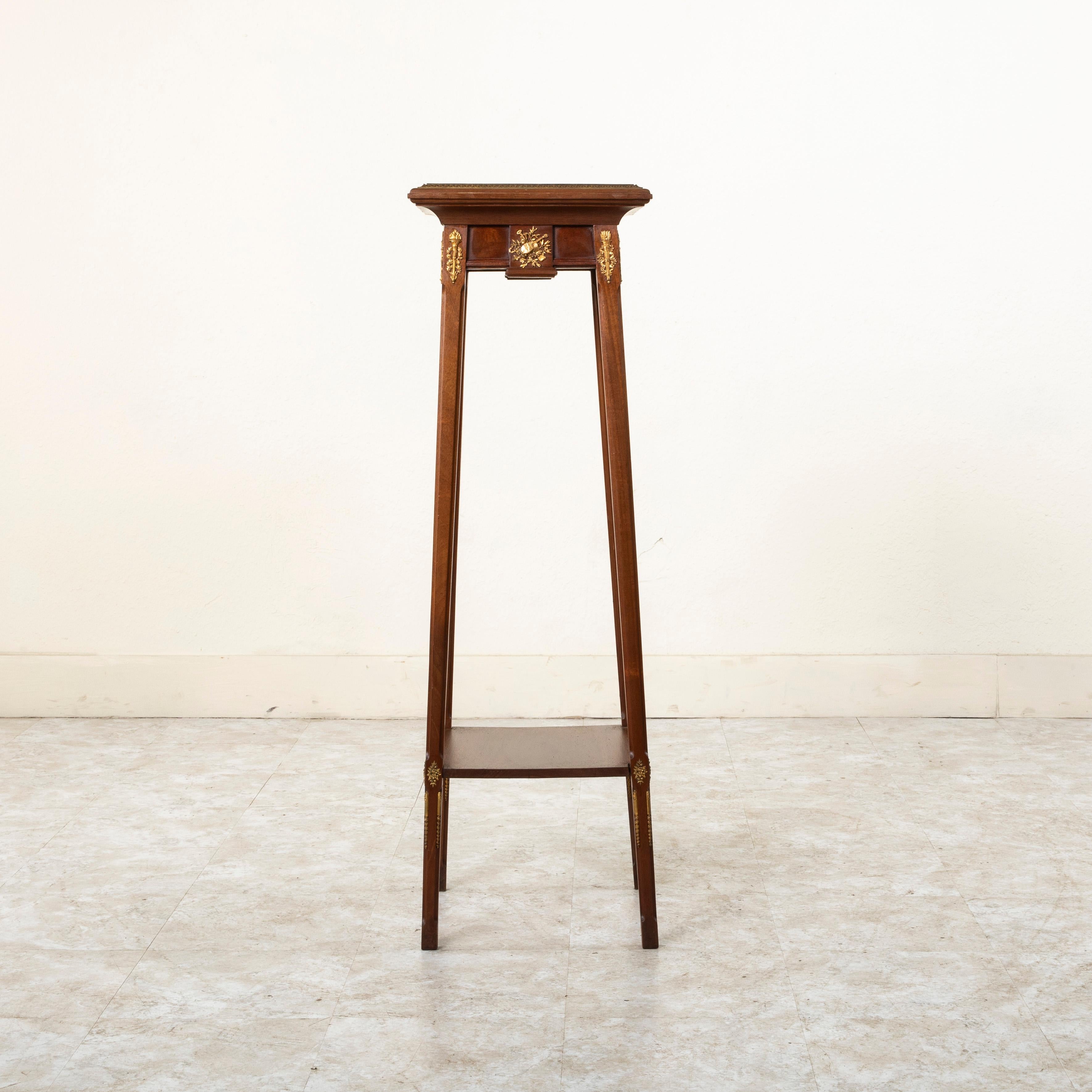 20ième siècle The Pedestal Table en bois de cerisier français avec plaques en bronze de motifs artisanaux c. 1900 en vente