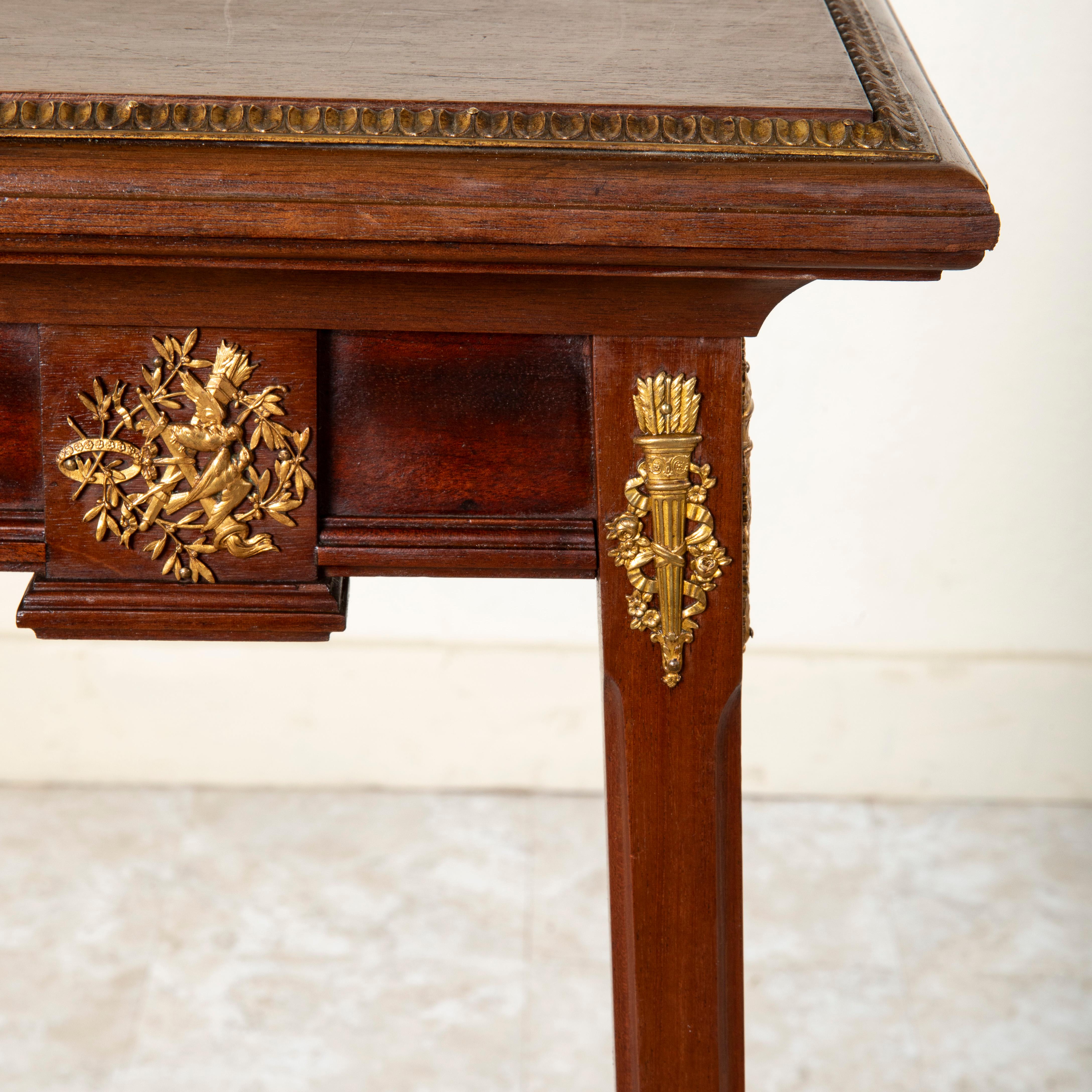 The Pedestal Table en bois de cerisier français avec plaques en bronze de motifs artisanaux c. 1900 en vente 3