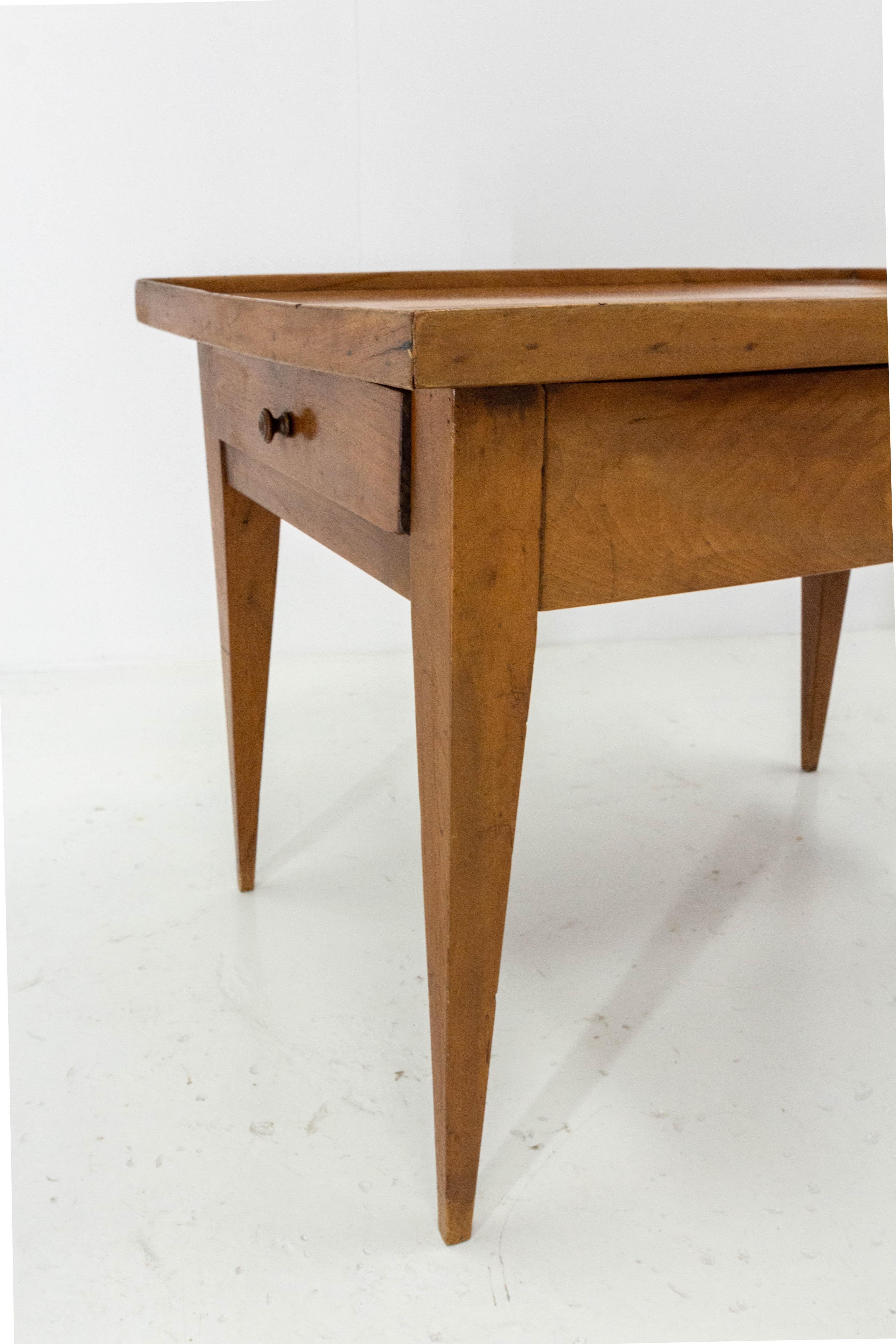 Coffee table with drawers in cherrywood
Two drawers
French late 19th century
Good condition

Shipping:
wooden case 74 55 54 cm 25 kg.

 