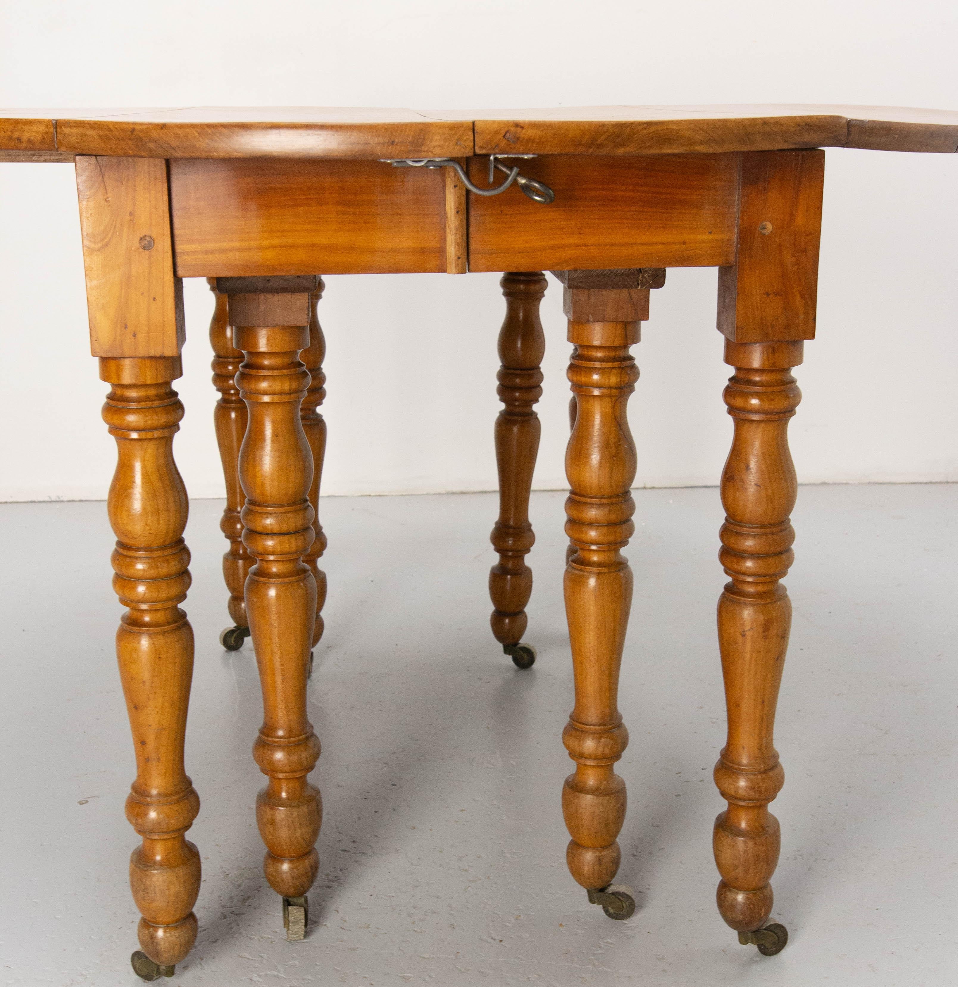 French Cherrywood Dining Extending Table Louis Philippe Period, Mid 19th C For Sale 6