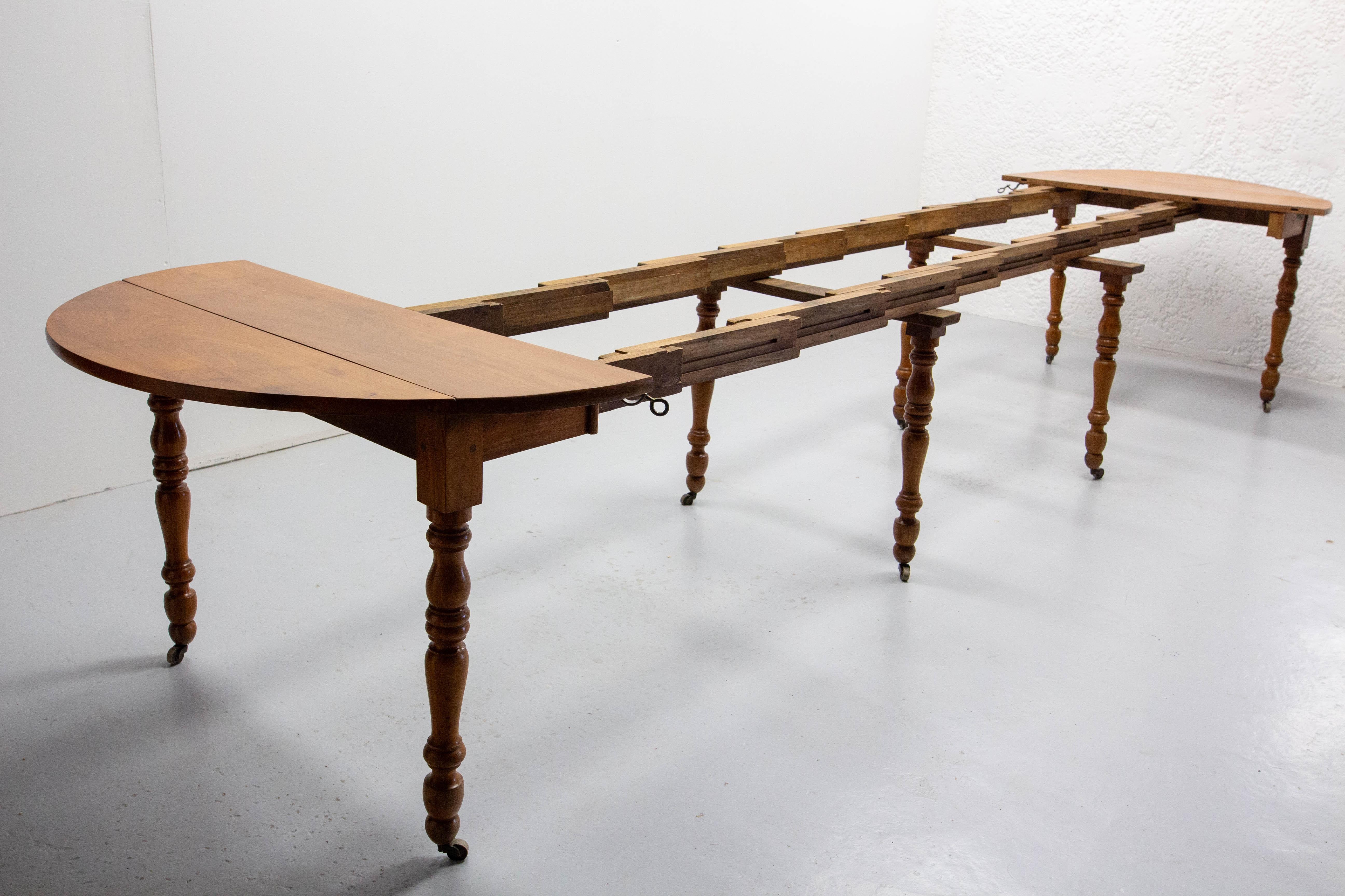 This walnut dining table of the Louis Philippe period was made in France in the first half of the 19th century.
Almost two centuries old, it is in an exceptional state of preservation for its age.
When the leaves are folded, the table is 24.41 in.