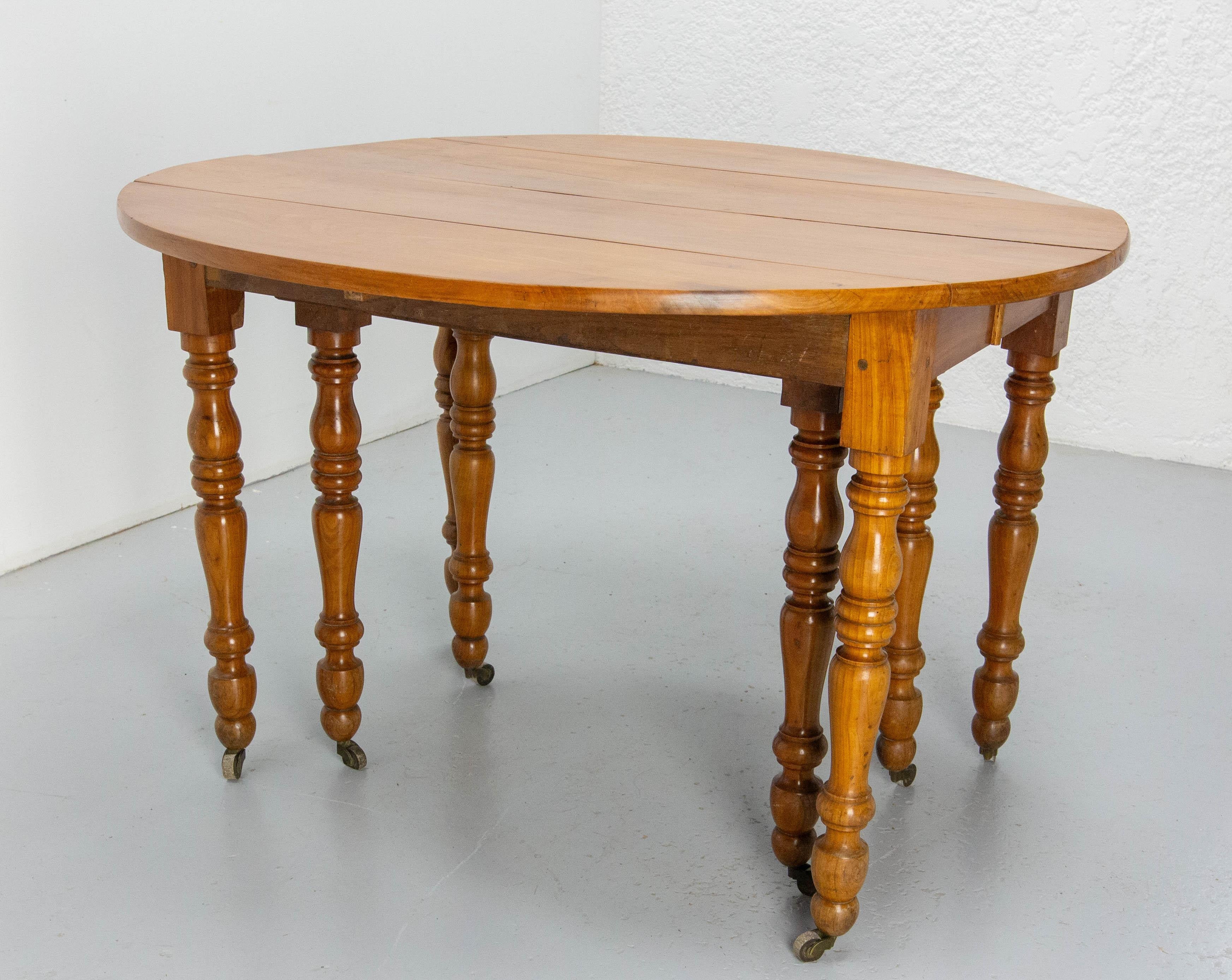 French Cherrywood Dining Extending Table Louis Philippe Period, Mid 19th C For Sale 3