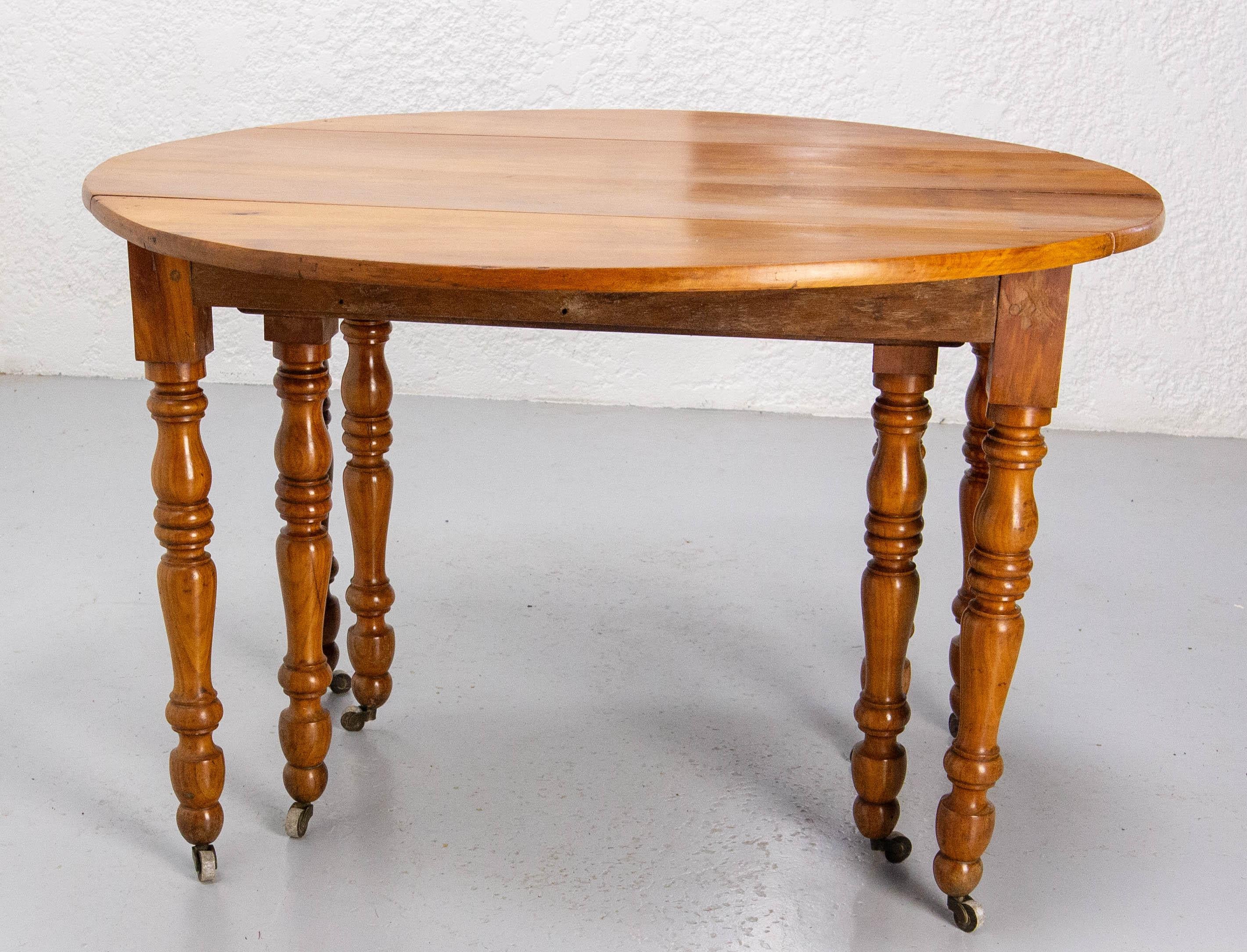 French Cherrywood Dining Extending Table Louis Philippe Period, Mid 19th C For Sale 4