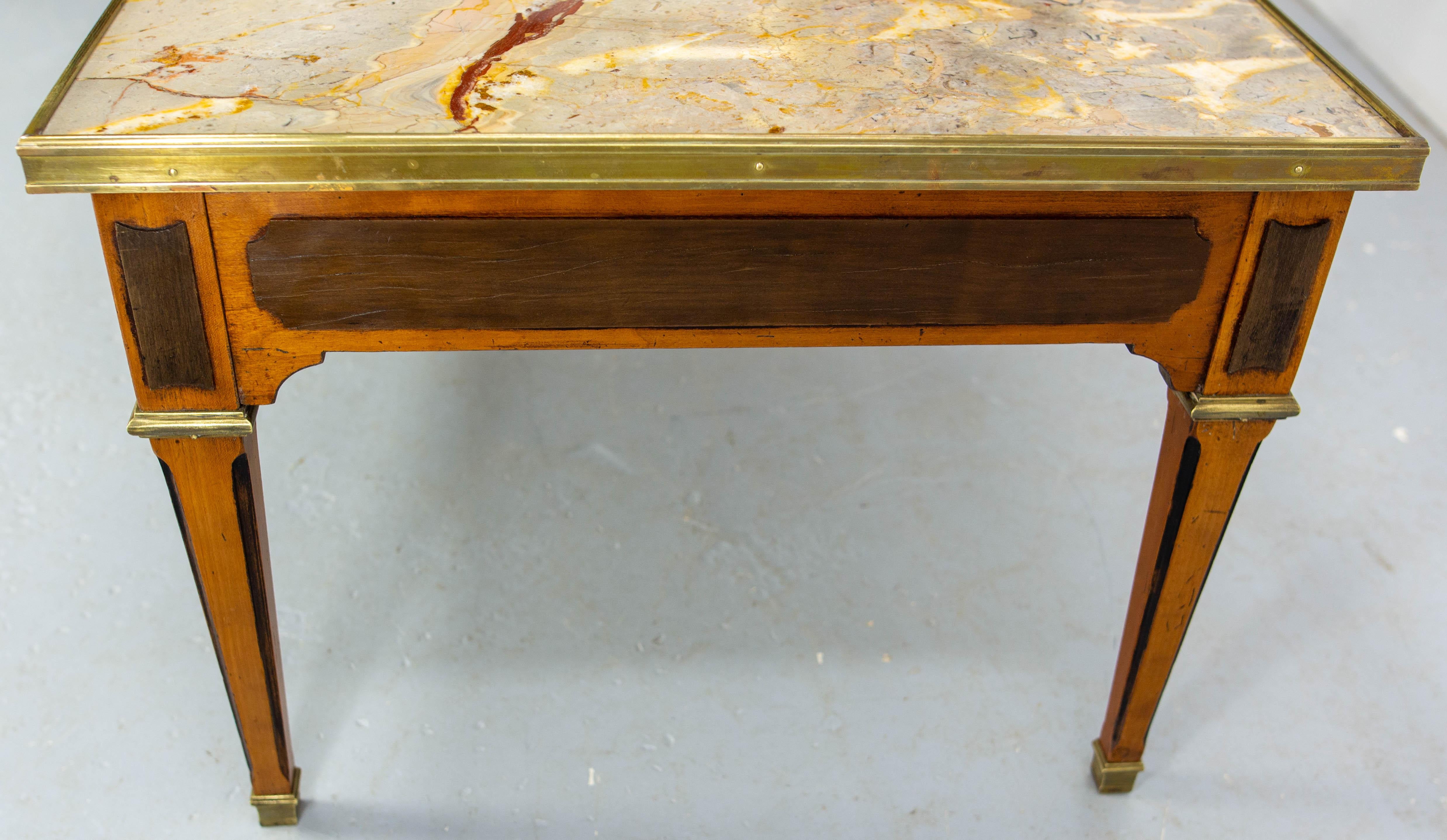 Tavolino da caffè francese in ciliegio e marmo in stile classico, circa 1960 in vendita 3