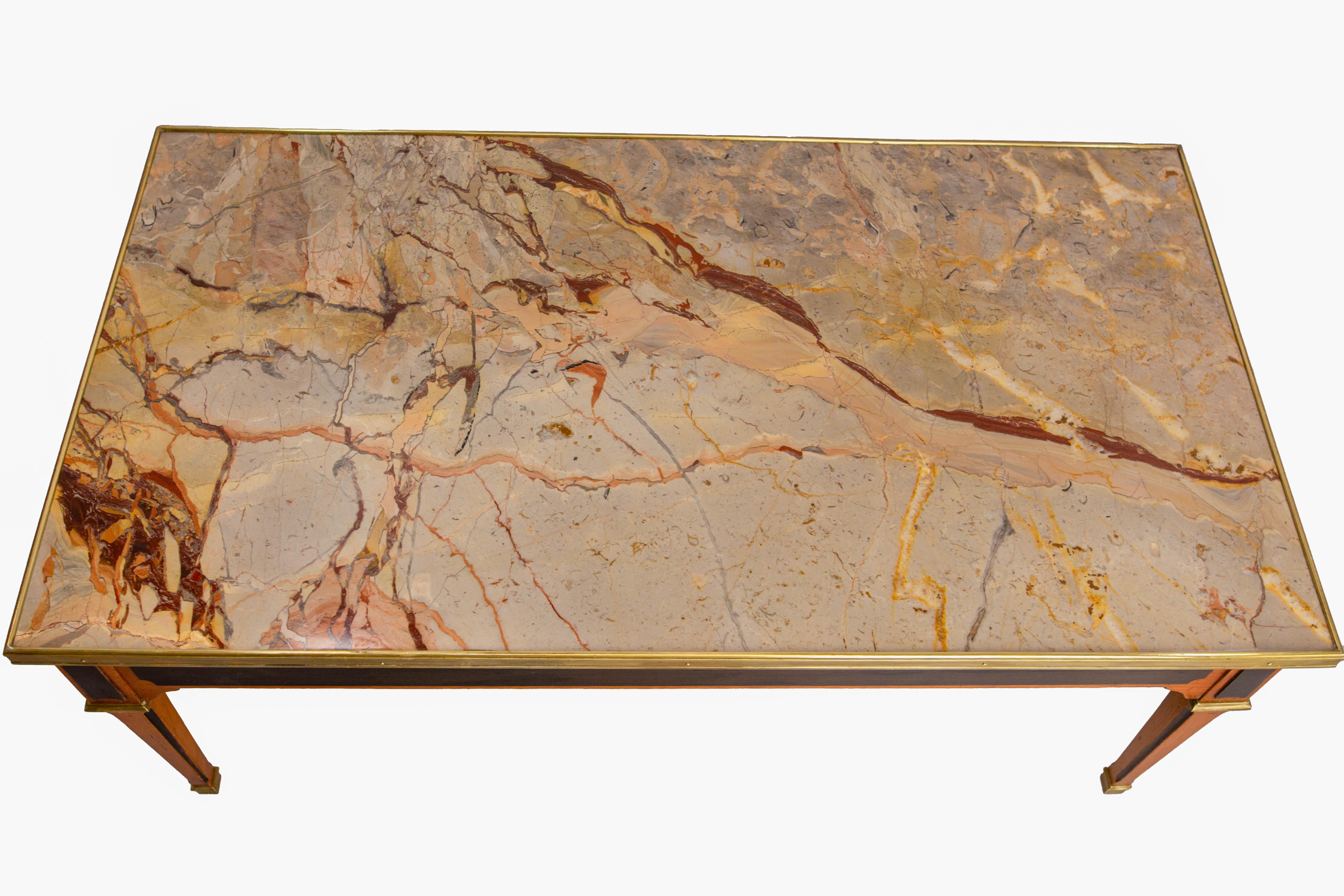 Tavolino da caffè francese in ciliegio e marmo in stile classico, circa 1960 in vendita 4