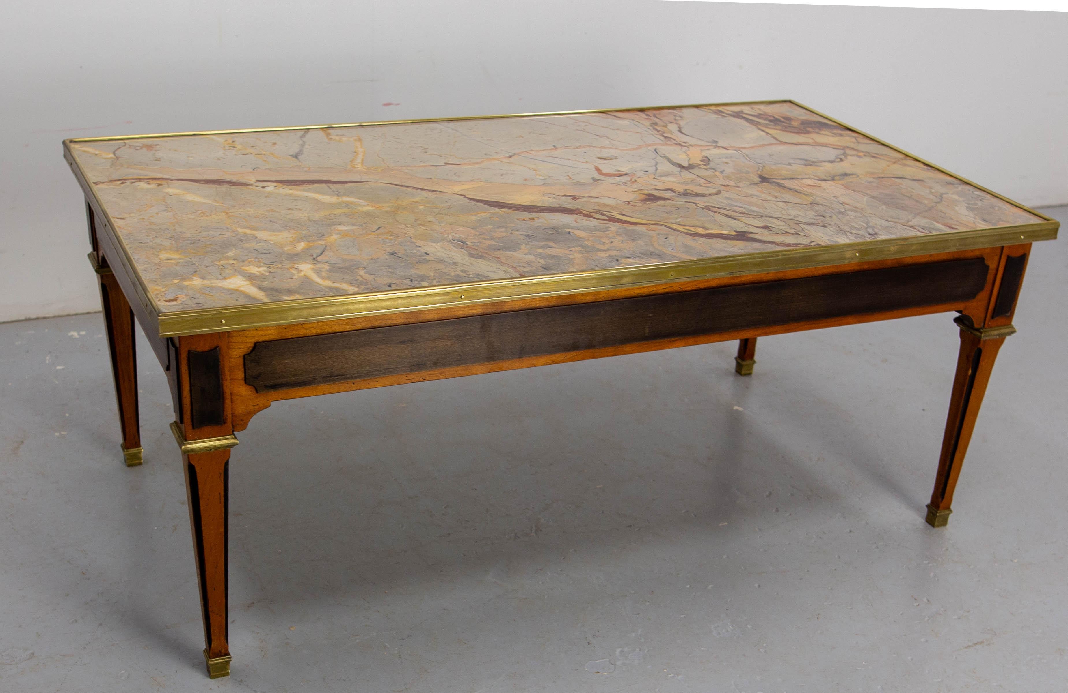 Mid-Century moderno Tavolino da caffè francese in ciliegio e marmo in stile classico, circa 1960 in vendita