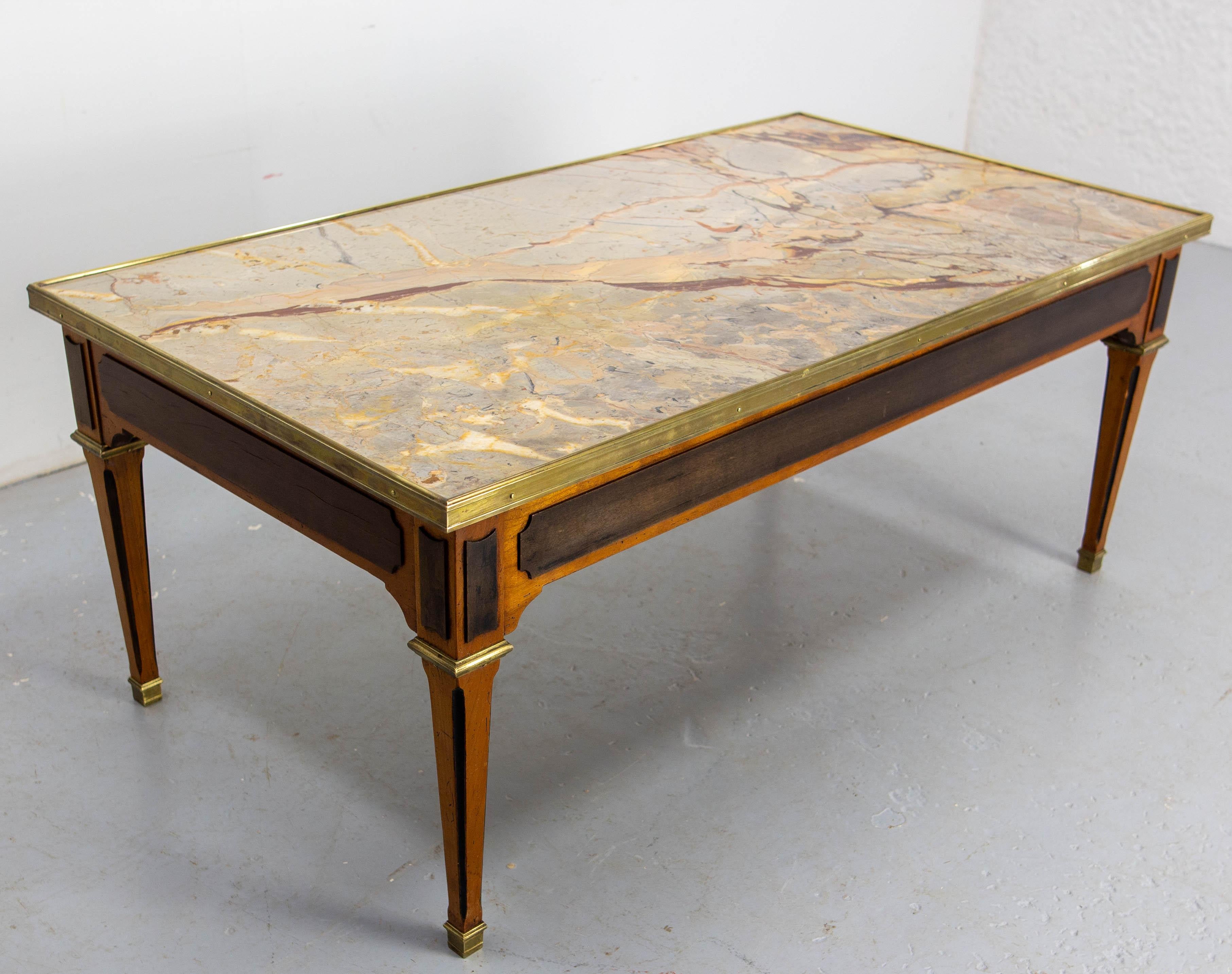 Francese Tavolino da caffè francese in ciliegio e marmo in stile classico, circa 1960 in vendita