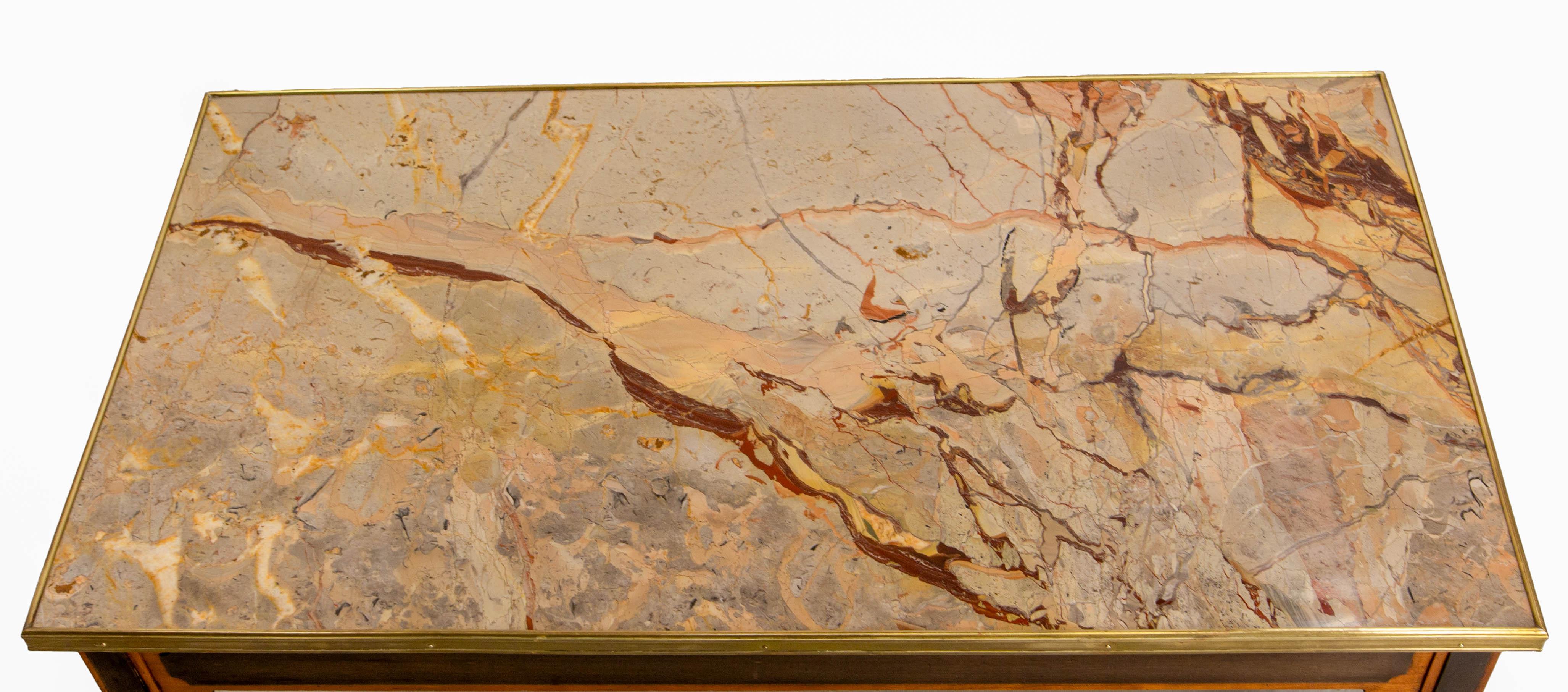 XX secolo Tavolino da caffè francese in ciliegio e marmo in stile classico, circa 1960 in vendita