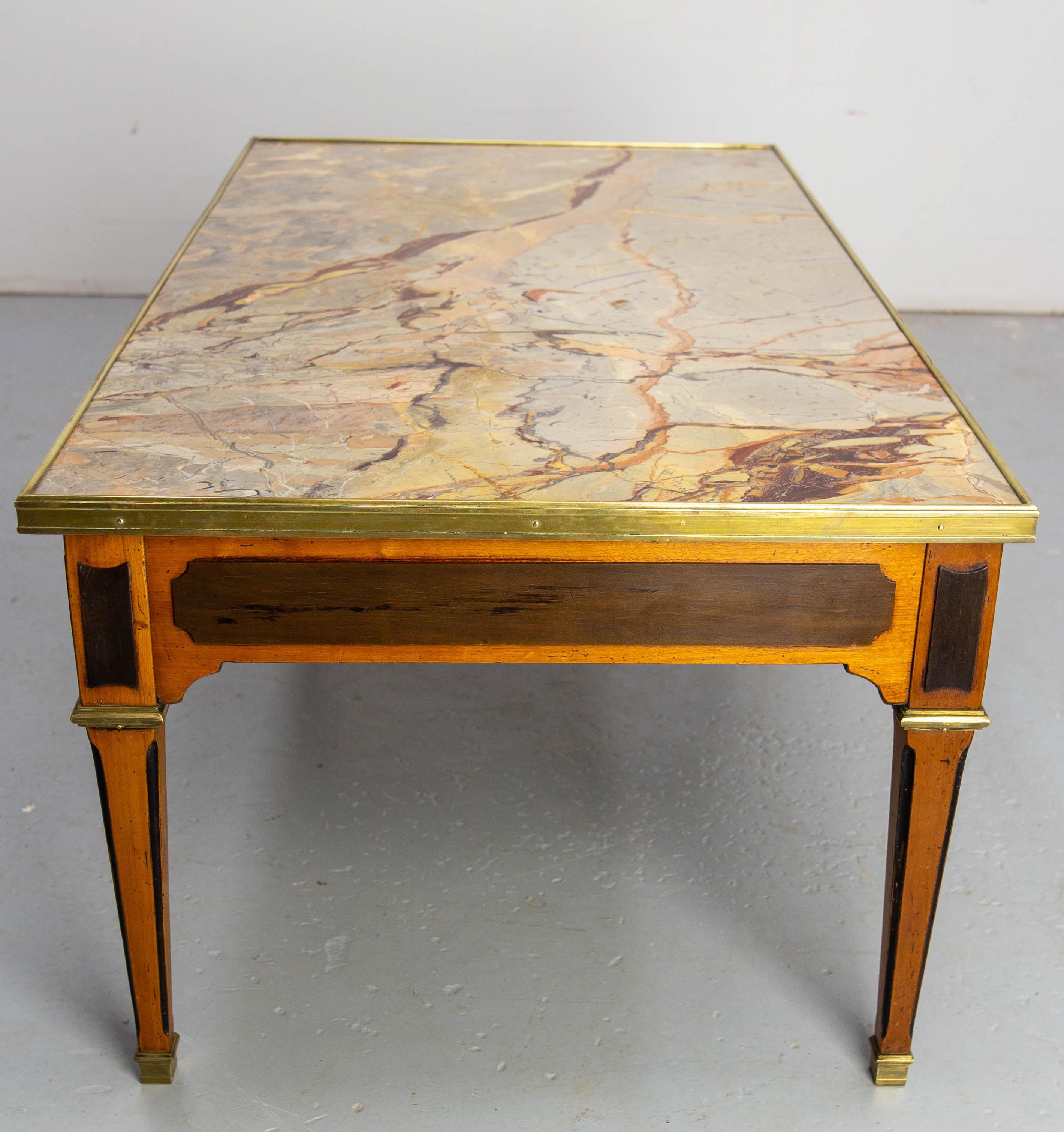 Ottone Tavolino da caffè francese in ciliegio e marmo in stile classico, circa 1960 in vendita