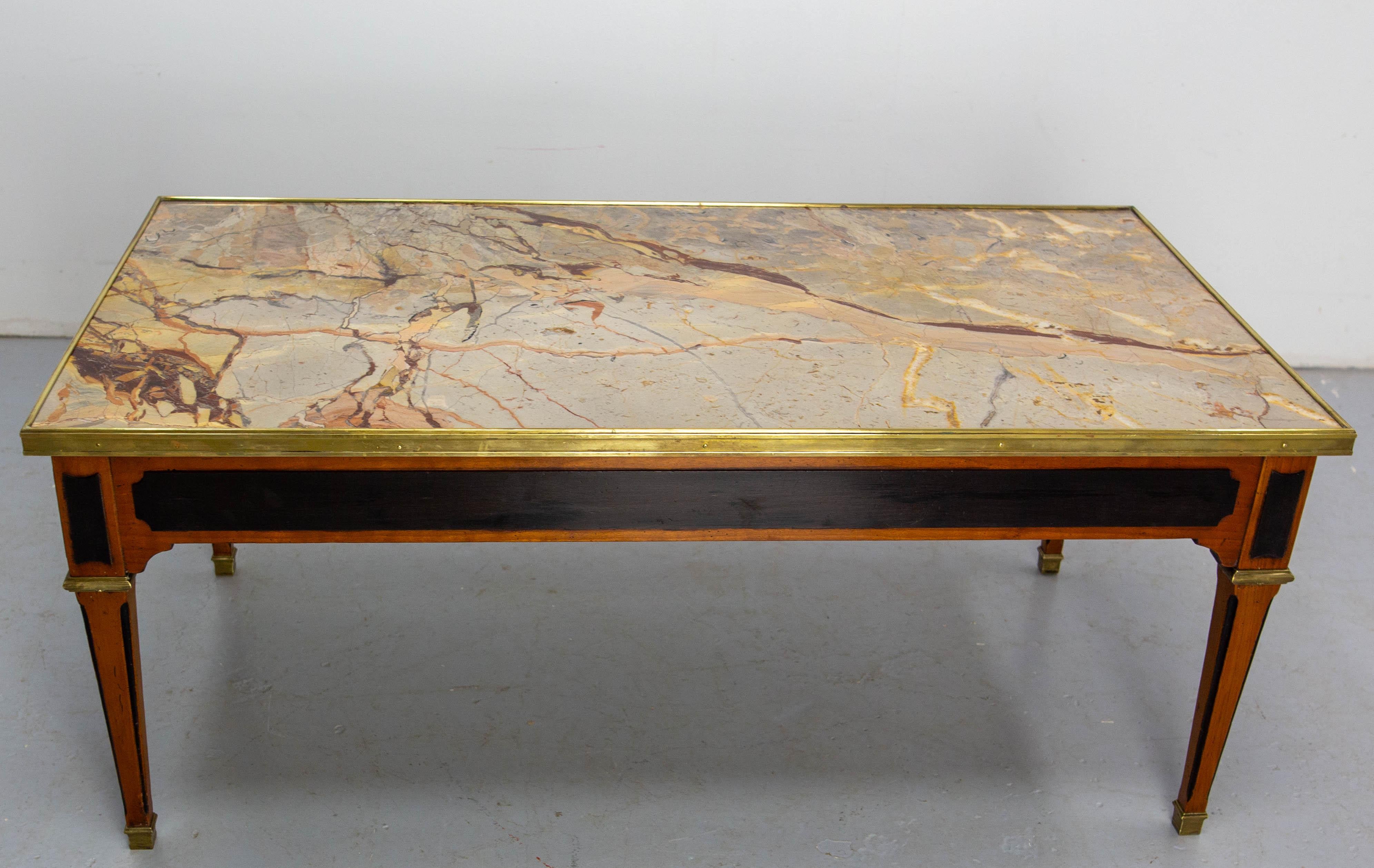 Tavolino da caffè francese in ciliegio e marmo in stile classico, circa 1960 in vendita 1