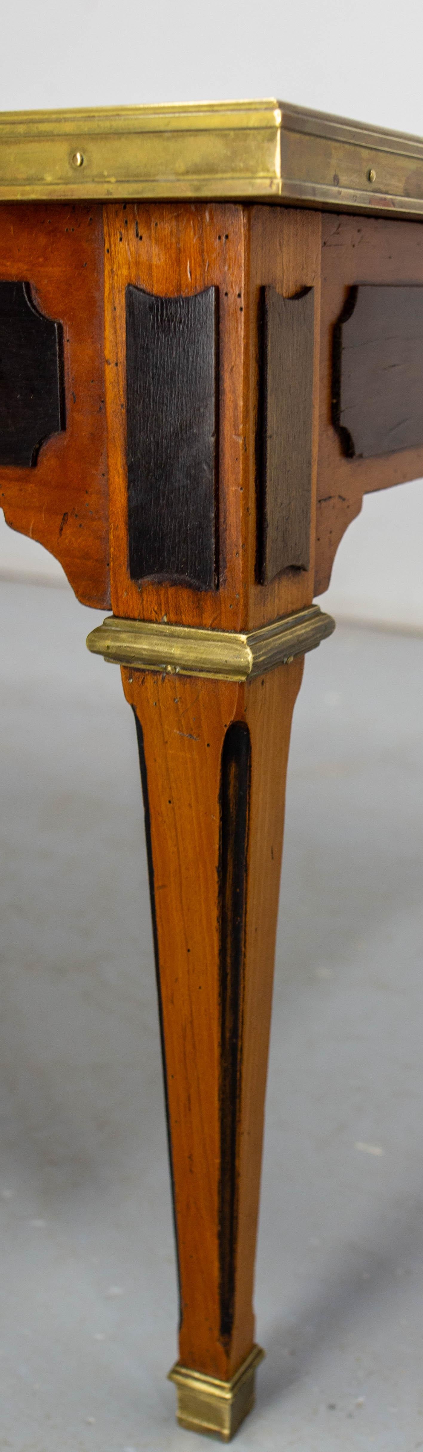 Tavolino da caffè francese in ciliegio e marmo in stile classico, circa 1960 in vendita 2