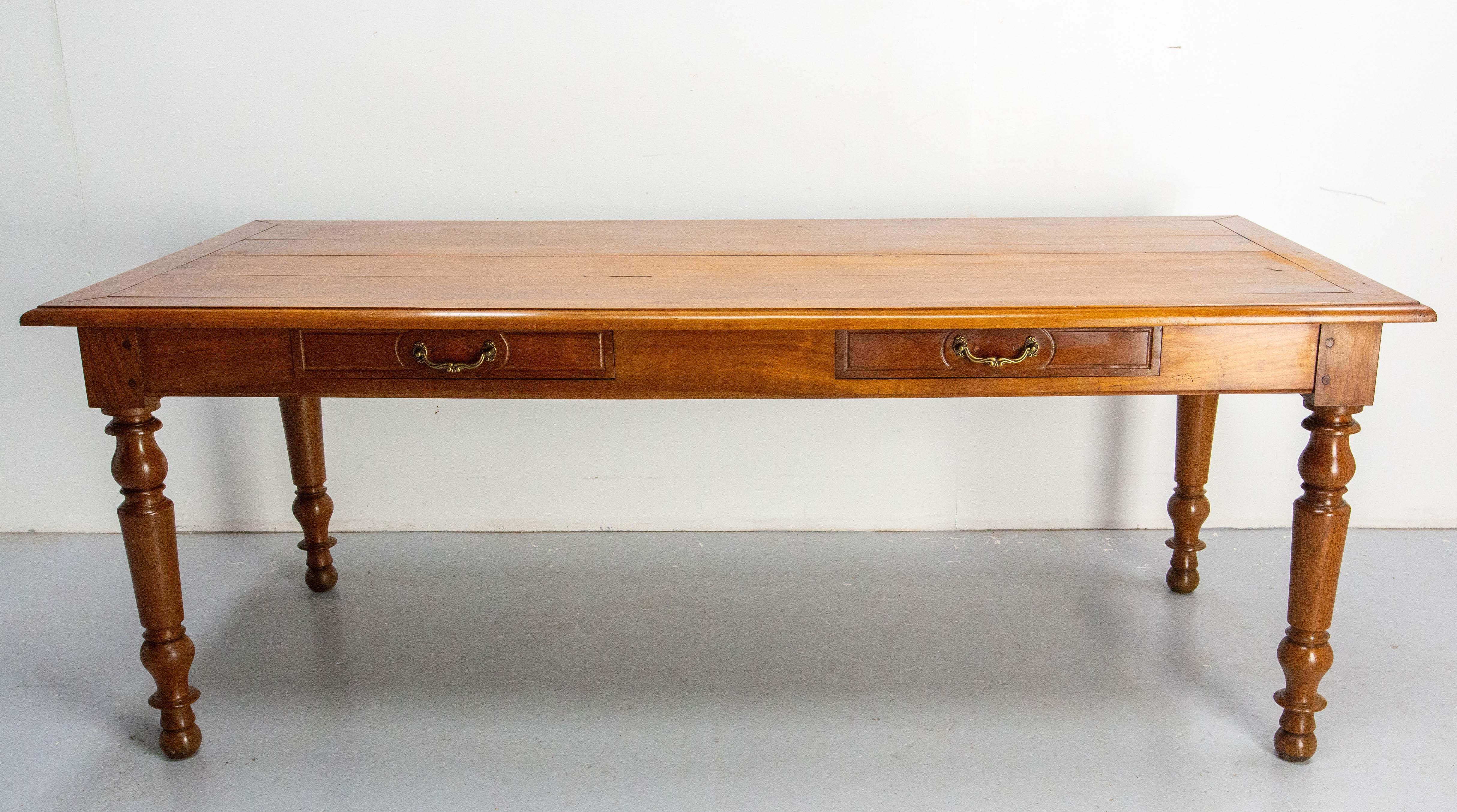 This cherrywood and oak dining table of the Louis Philippe period was made in France in the first half of the 19th century.
The top is ok cherrywood and the legs are of oak.
The turned legs, drawer handles and carved drawer fronts are typical of the