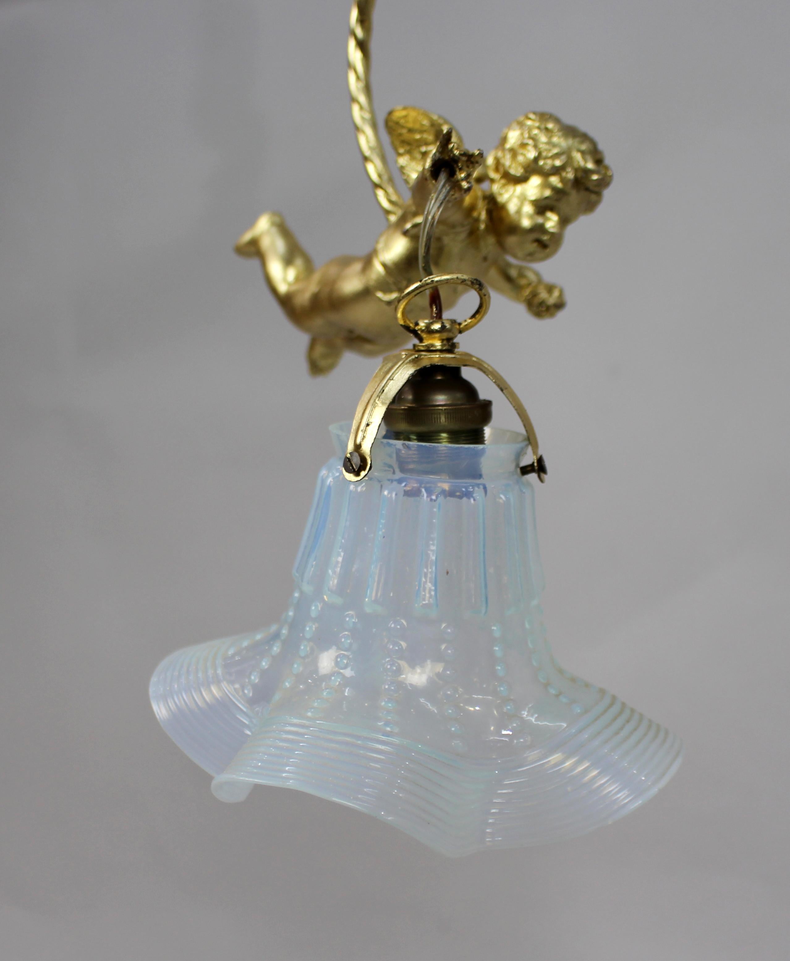 Lámpara colgante francesa Querubín con pantalla de cristal de vaselina, hacia 1900-1920 Francés en venta